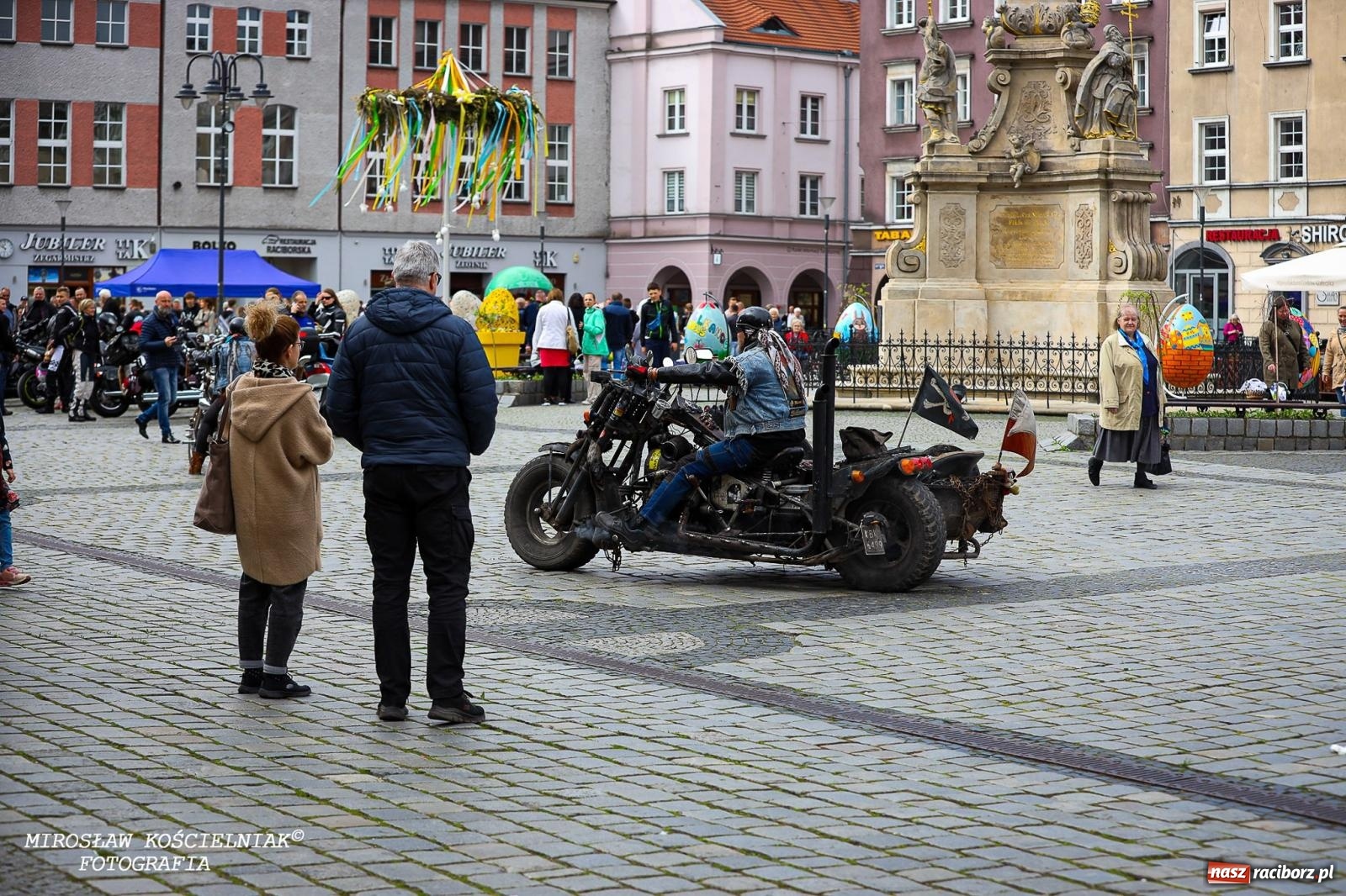 Zdjęcie w galerii na portalu naszraciborz.pl: Wspólna modlitwa, święcenie pokarmów, zapach pysznego żurku i rodzinna atmosfera na raciborskim Rynku [FOTO i WIDEO] wiadomości z regionu