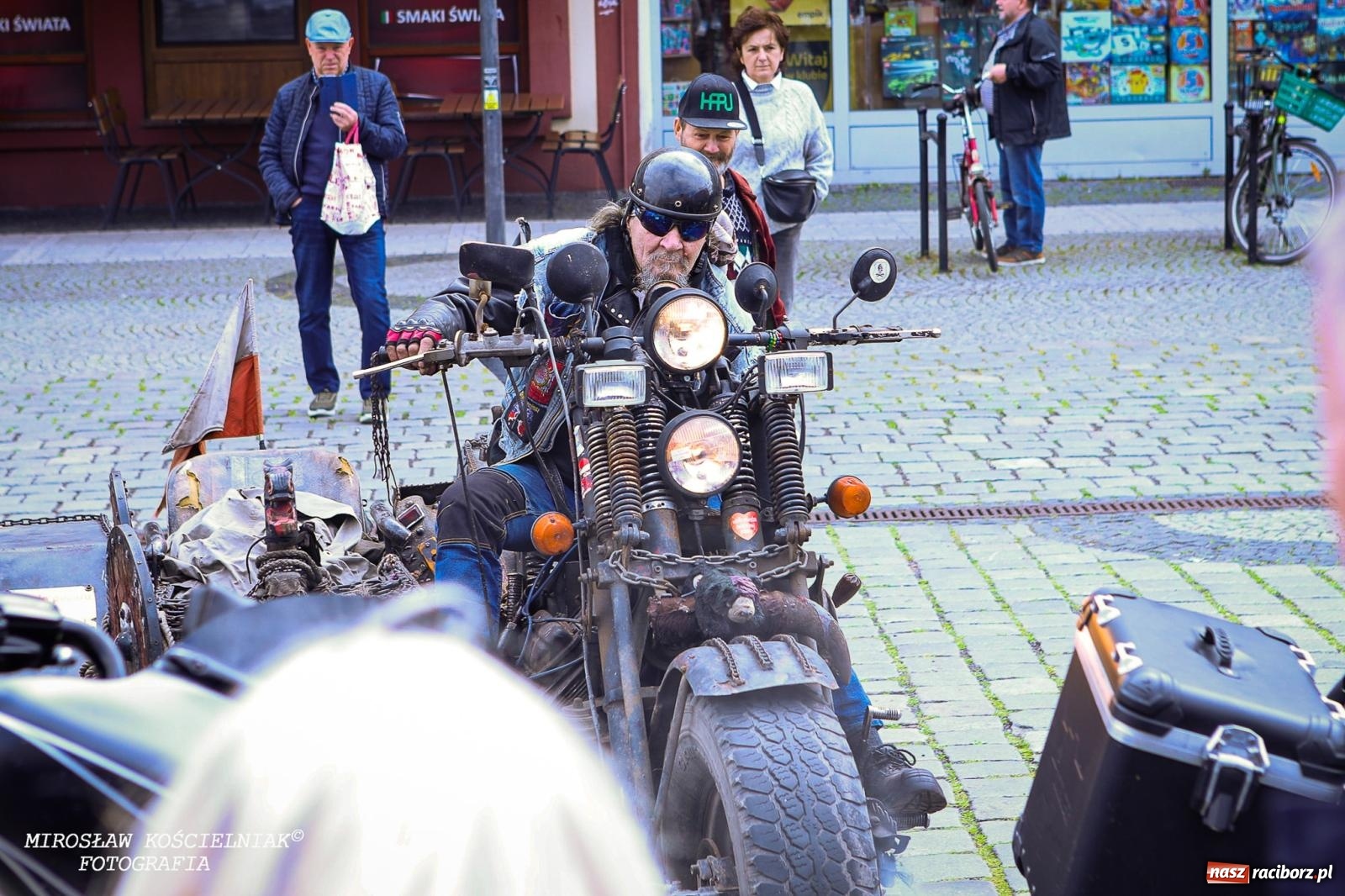 Zdjęcie w galerii na portalu naszraciborz.pl: Wspólna modlitwa, święcenie pokarmów, zapach pysznego żurku i rodzinna atmosfera na raciborskim Rynku [FOTO i WIDEO] wiadomości z regionu