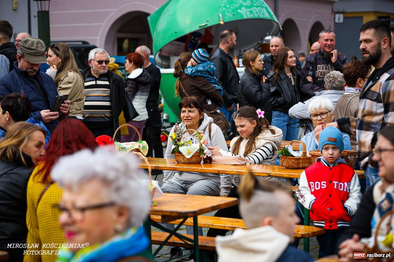 Zdjęcie w galerii na portalu naszraciborz.pl: Wspólna modlitwa, święcenie pokarmów, zapach pysznego żurku i rodzinna atmosfera na raciborskim Rynku [FOTO i WIDEO] wiadomości z regionu