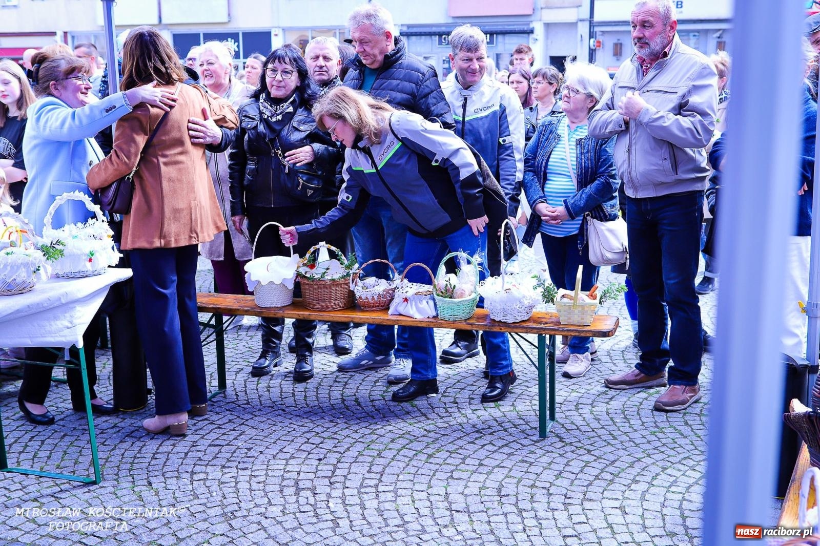 Zdjęcie w galerii na portalu naszraciborz.pl: Wspólna modlitwa, święcenie pokarmów, zapach pysznego żurku i rodzinna atmosfera na raciborskim Rynku [FOTO i WIDEO] wiadomości z regionu