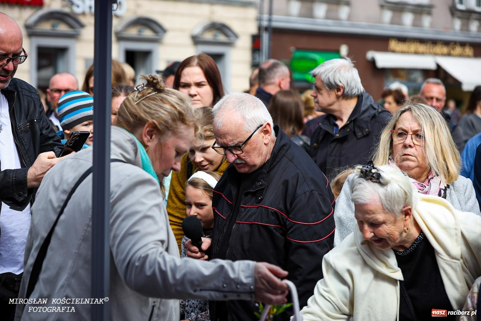 Zdjęcie w galerii na portalu naszraciborz.pl: Wspólna modlitwa, święcenie pokarmów, zapach pysznego żurku i rodzinna atmosfera na raciborskim Rynku [FOTO i WIDEO] wiadomości z regionu