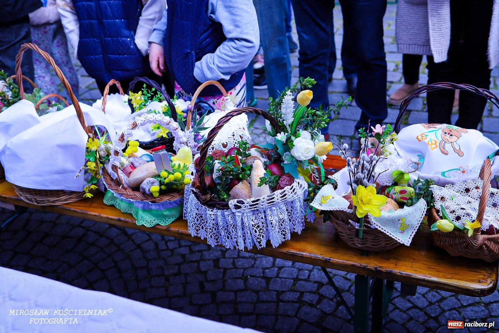 Zdjęcie w galerii na portalu naszraciborz.pl: Wspólna modlitwa, święcenie pokarmów, zapach pysznego żurku i rodzinna atmosfera na raciborskim Rynku [FOTO i WIDEO] wiadomości z regionu