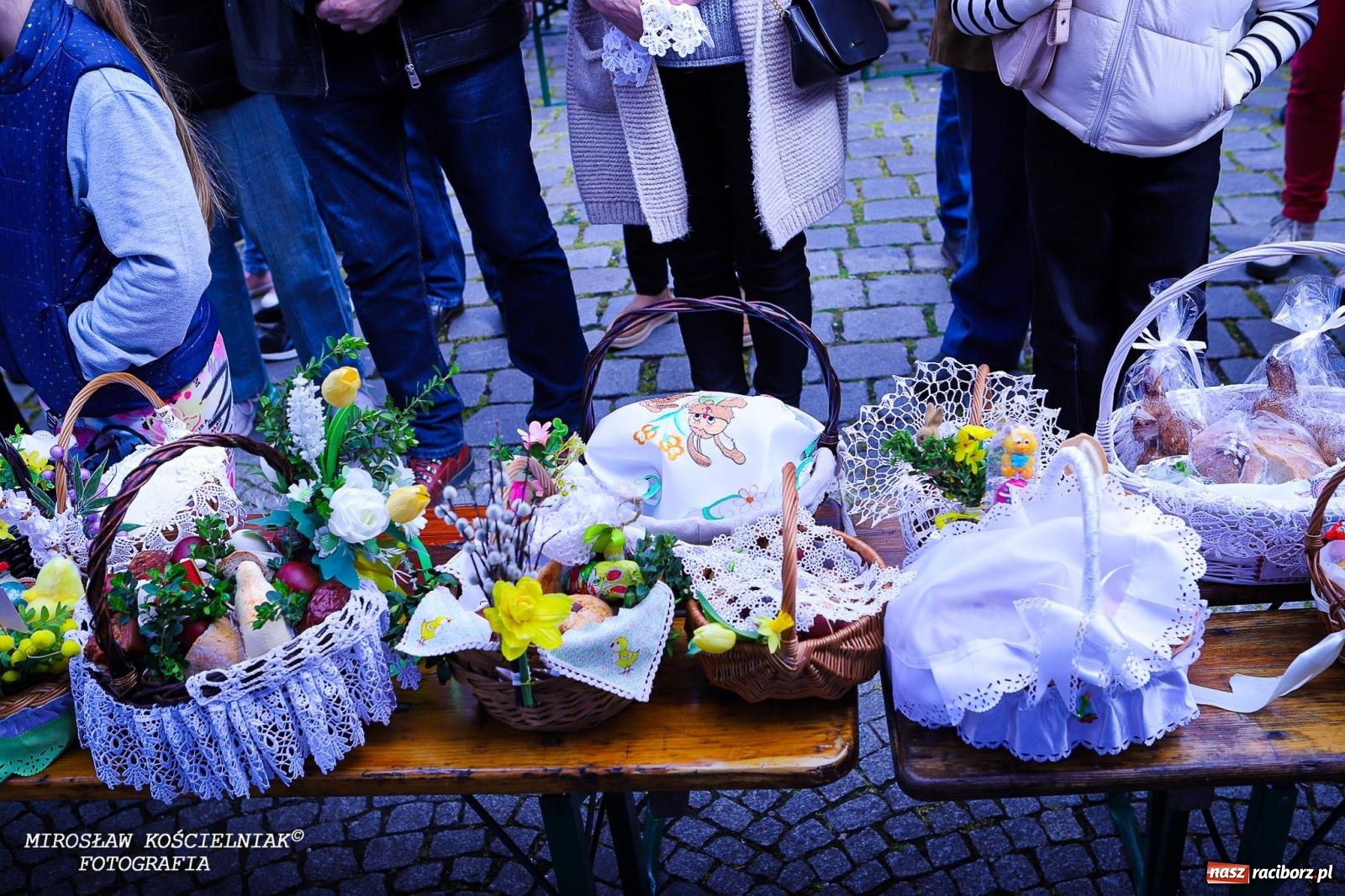 Zdjęcie w galerii na portalu naszraciborz.pl: Wspólna modlitwa, święcenie pokarmów, zapach pysznego żurku i rodzinna atmosfera na raciborskim Rynku [FOTO i WIDEO] wiadomości z regionu