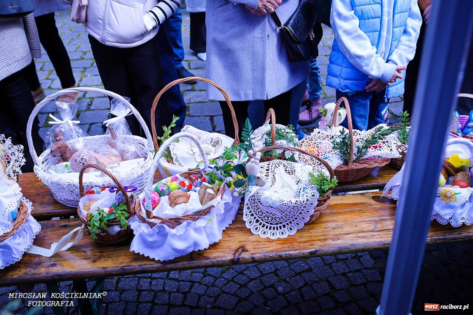 Zdjęcie w galerii na portalu naszraciborz.pl: Wspólna modlitwa, święcenie pokarmów, zapach pysznego żurku i rodzinna atmosfera na raciborskim Rynku [FOTO i WIDEO] wiadomości z regionu