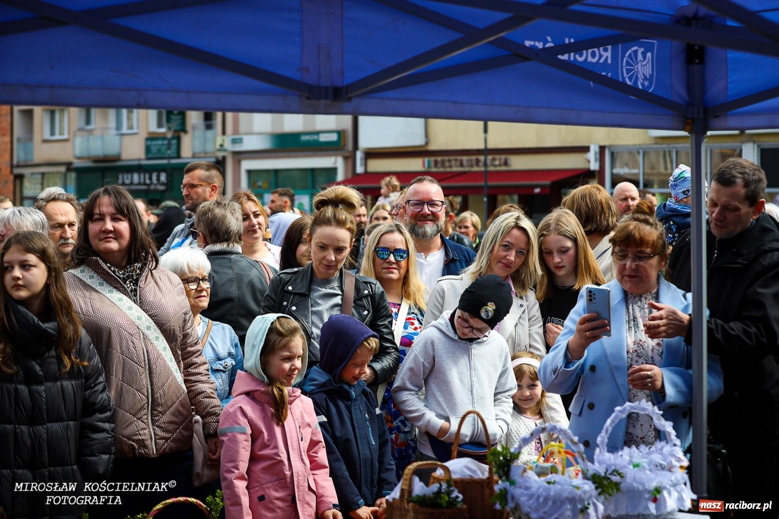 Zdjęcie w galerii na portalu naszraciborz.pl: Wspólna modlitwa, święcenie pokarmów, zapach pysznego żurku i rodzinna atmosfera na raciborskim Rynku [FOTO i WIDEO] wiadomości z regionu