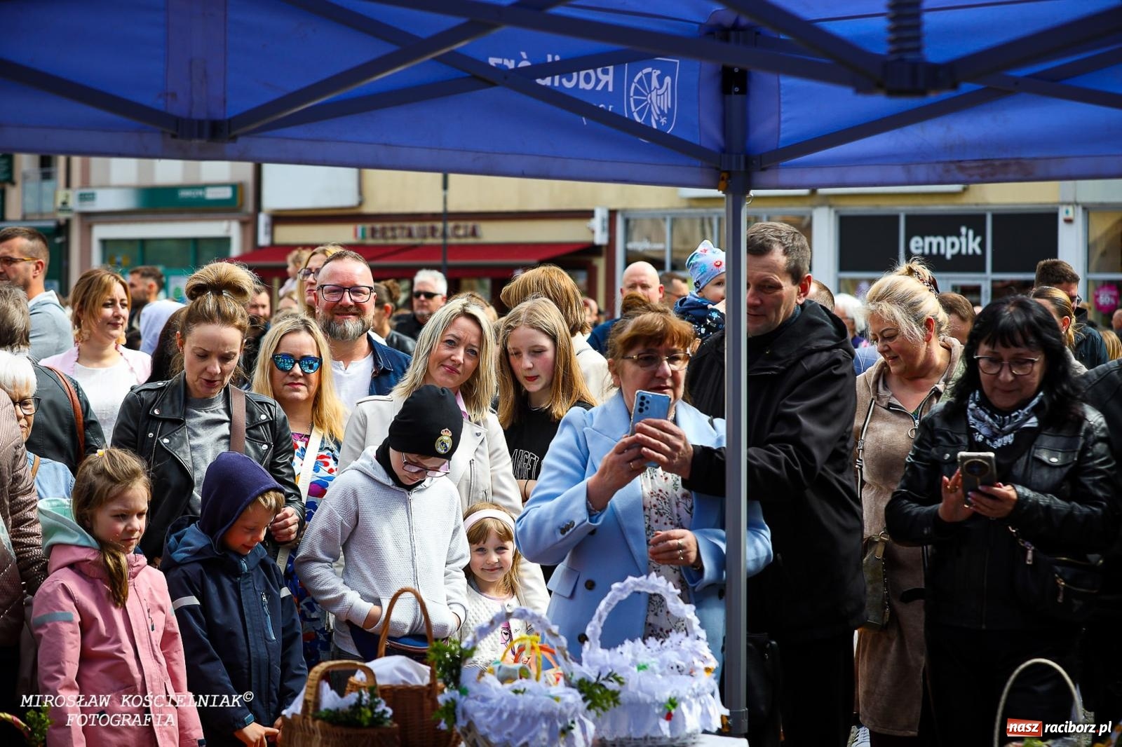 Zdjęcie w galerii na portalu naszraciborz.pl: Wspólna modlitwa, święcenie pokarmów, zapach pysznego żurku i rodzinna atmosfera na raciborskim Rynku [FOTO i WIDEO] wiadomości z regionu