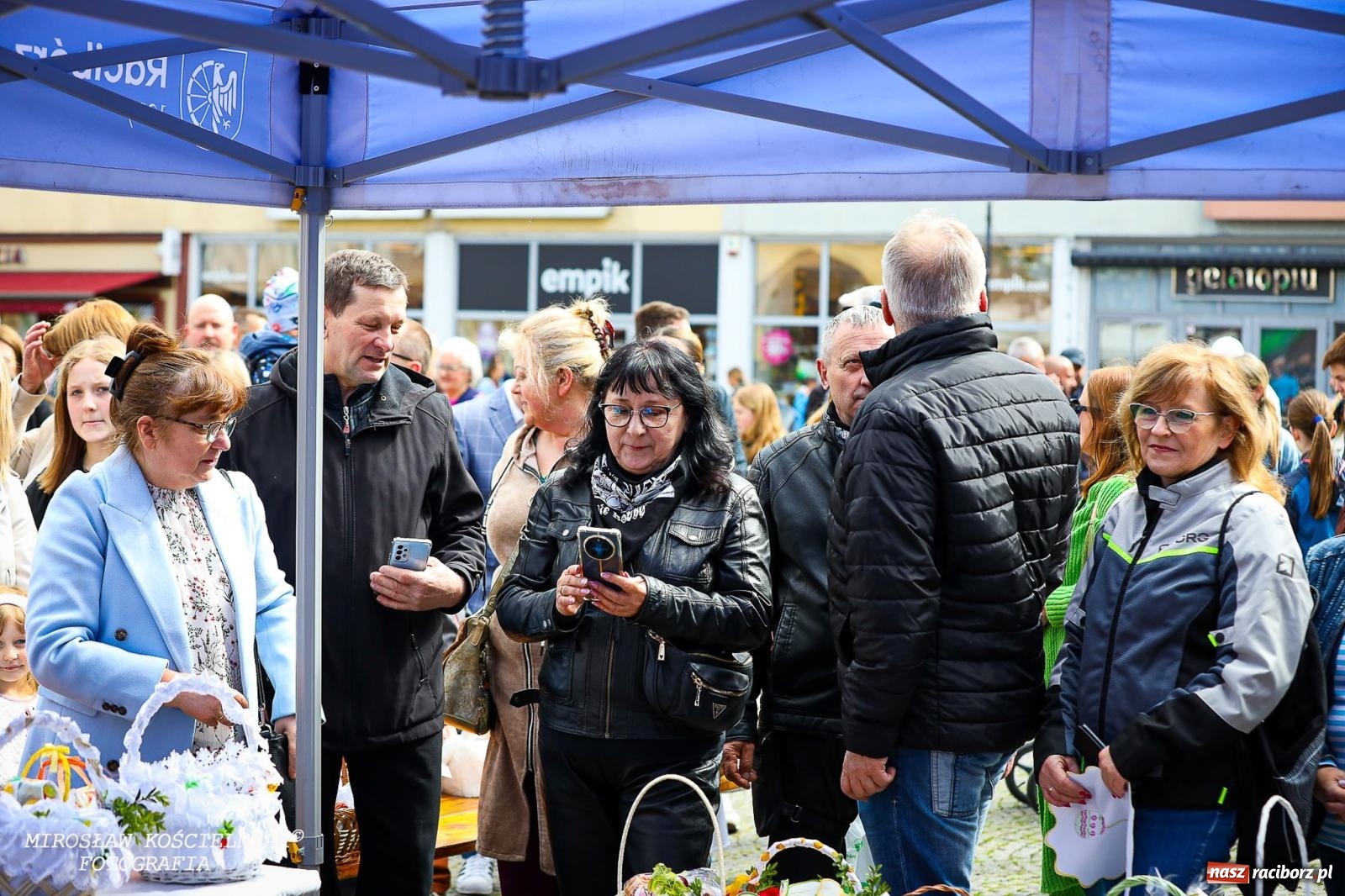 Zdjęcie w galerii na portalu naszraciborz.pl: Wspólna modlitwa, święcenie pokarmów, zapach pysznego żurku i rodzinna atmosfera na raciborskim Rynku [FOTO i WIDEO] wiadomości z regionu