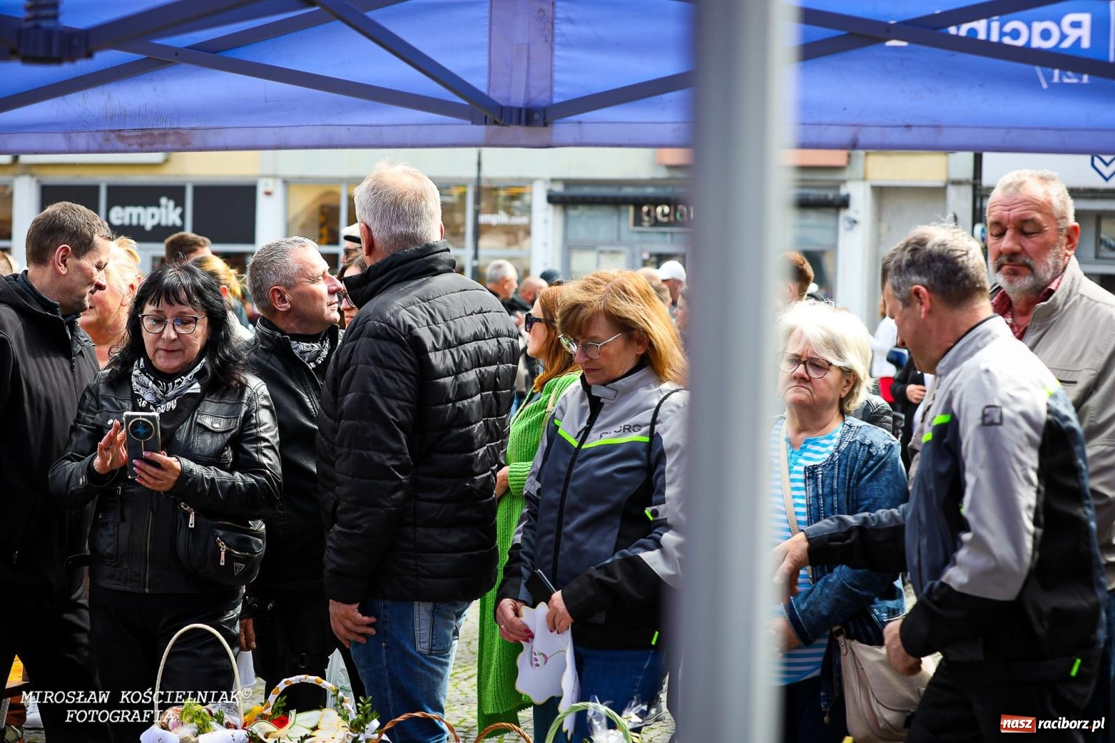 Zdjęcie w galerii na portalu naszraciborz.pl: Wspólna modlitwa, święcenie pokarmów, zapach pysznego żurku i rodzinna atmosfera na raciborskim Rynku [FOTO i WIDEO] wiadomości z regionu