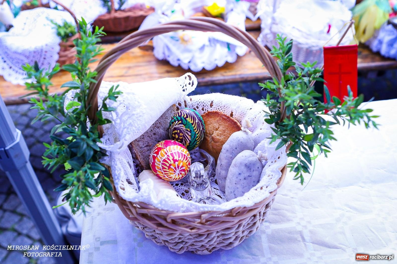 Zdjęcie w galerii na portalu naszraciborz.pl: Wspólna modlitwa, święcenie pokarmów, zapach pysznego żurku i rodzinna atmosfera na raciborskim Rynku [FOTO i WIDEO] wiadomości z regionu