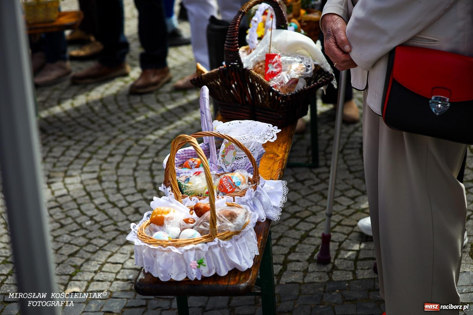 Zdjęcie w galerii na portalu naszraciborz.pl: Wspólna modlitwa, święcenie pokarmów, zapach pysznego żurku i rodzinna atmosfera na raciborskim Rynku [FOTO i WIDEO] wiadomości z regionu