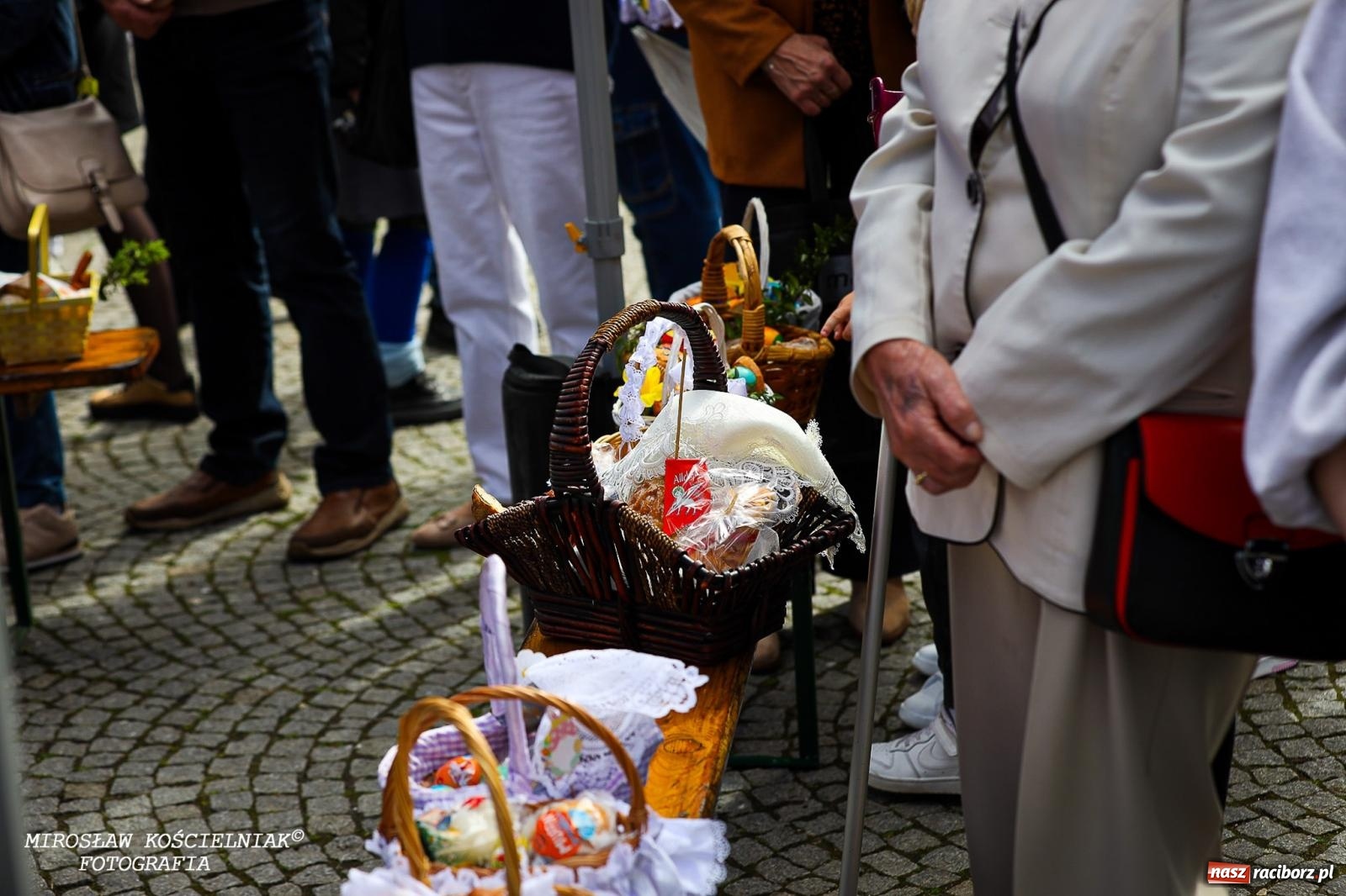 Zdjęcie w galerii na portalu naszraciborz.pl: Wspólna modlitwa, święcenie pokarmów, zapach pysznego żurku i rodzinna atmosfera na raciborskim Rynku [FOTO i WIDEO] wiadomości z regionu