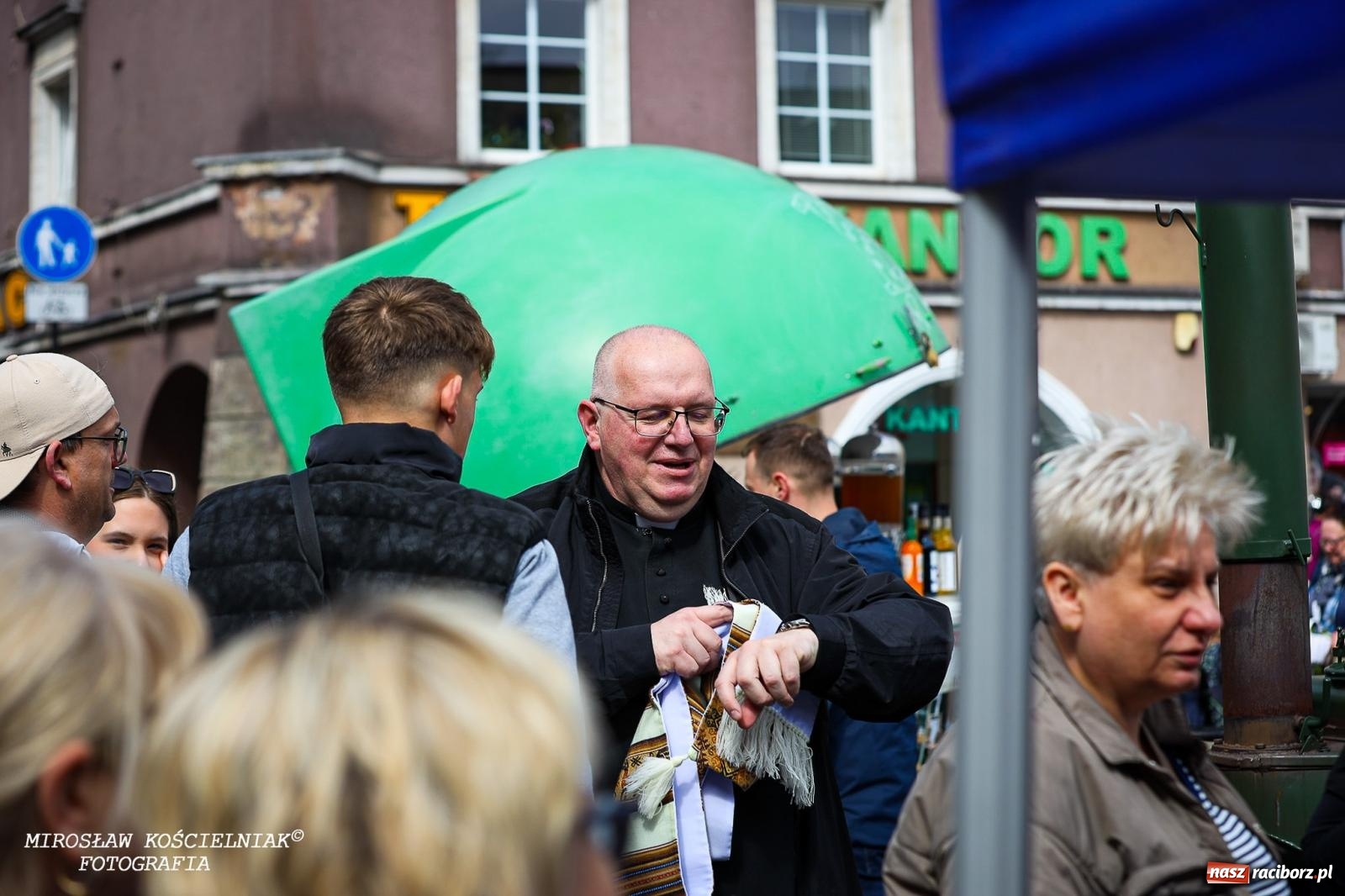 Zdjęcie w galerii na portalu naszraciborz.pl: Wspólna modlitwa, święcenie pokarmów, zapach pysznego żurku i rodzinna atmosfera na raciborskim Rynku [FOTO i WIDEO] wiadomości z regionu