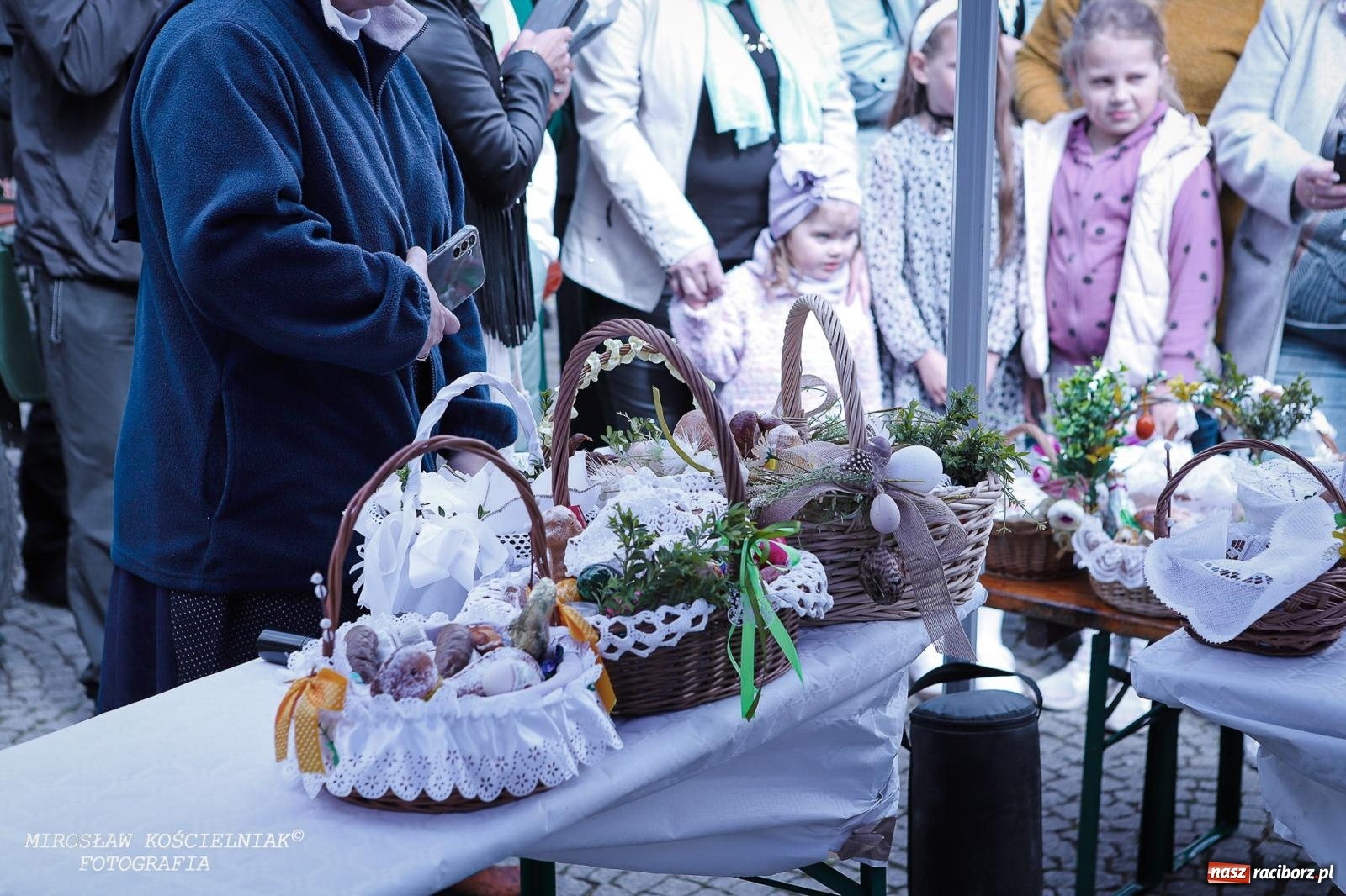 Zdjęcie w galerii na portalu naszraciborz.pl: Wspólna modlitwa, święcenie pokarmów, zapach pysznego żurku i rodzinna atmosfera na raciborskim Rynku [FOTO i WIDEO] wiadomości z regionu