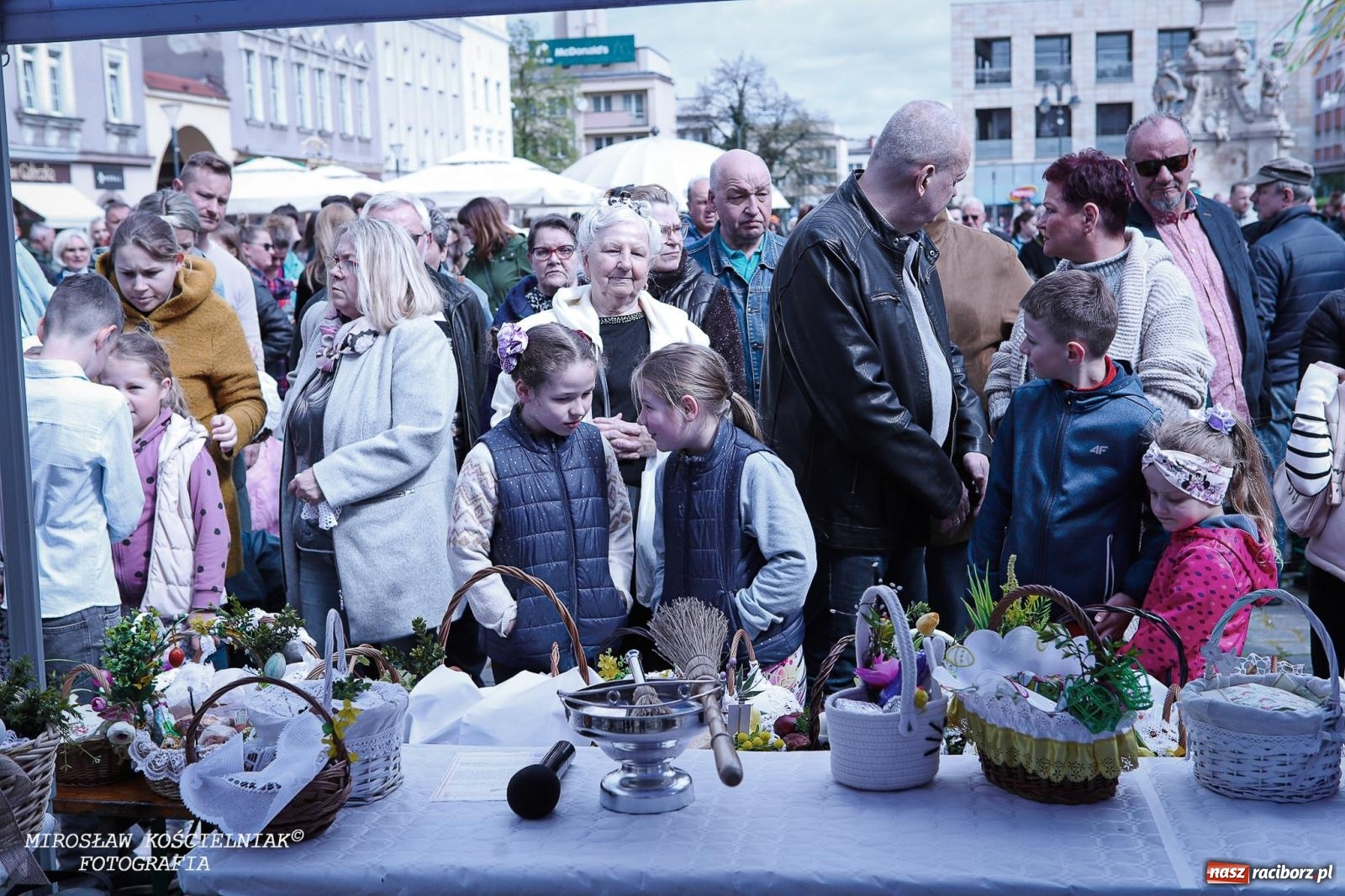 Zdjęcie w galerii na portalu naszraciborz.pl: Wspólna modlitwa, święcenie pokarmów, zapach pysznego żurku i rodzinna atmosfera na raciborskim Rynku [FOTO i WIDEO] wiadomości z regionu