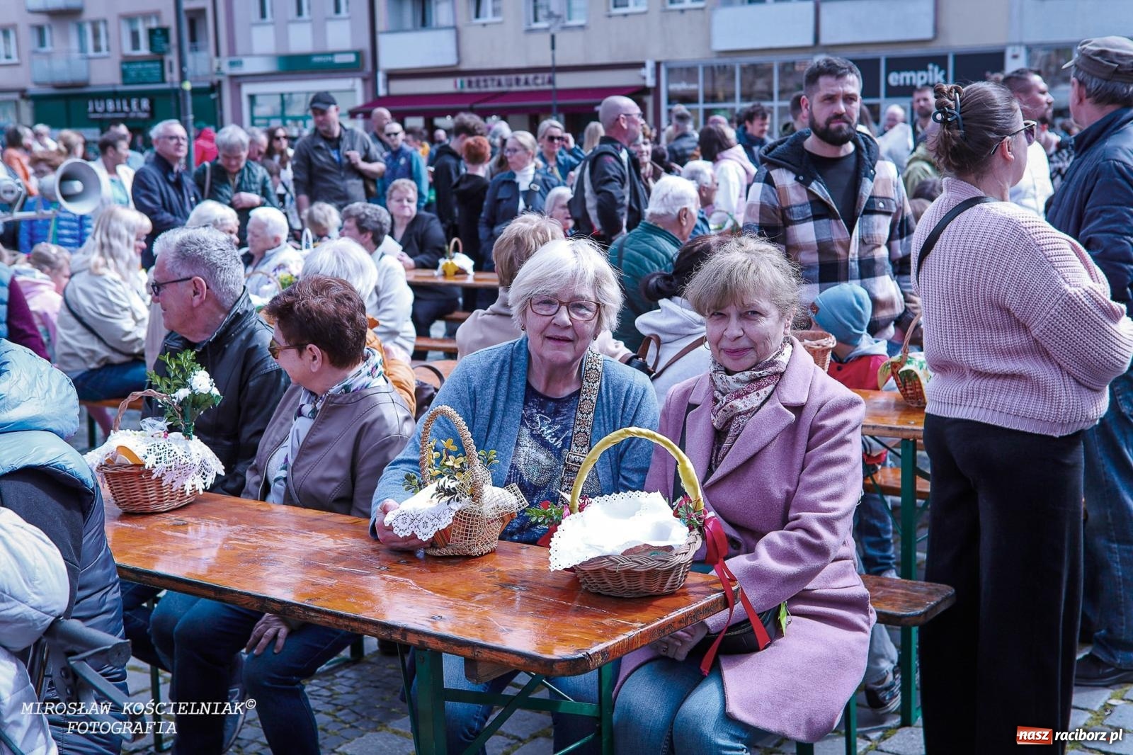 Zdjęcie w galerii na portalu naszraciborz.pl: Wspólna modlitwa, święcenie pokarmów, zapach pysznego żurku i rodzinna atmosfera na raciborskim Rynku [FOTO i WIDEO] wiadomości z regionu