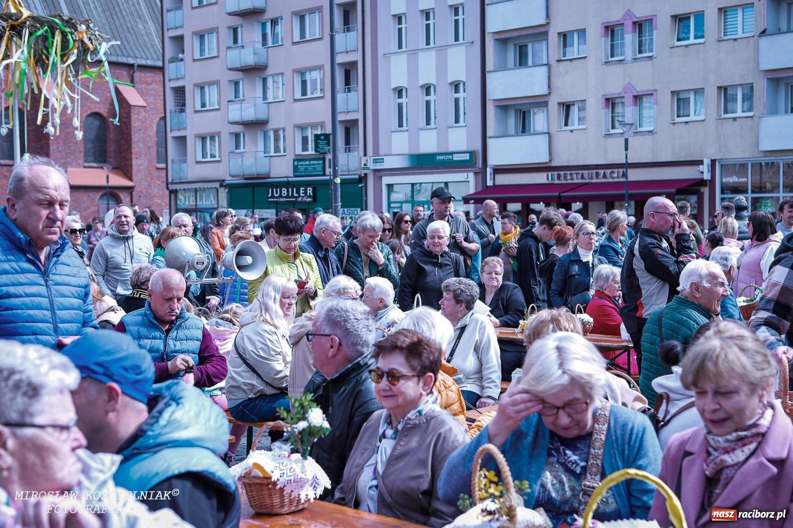 Zdjęcie w galerii na portalu naszraciborz.pl: Wspólna modlitwa, święcenie pokarmów, zapach pysznego żurku i rodzinna atmosfera na raciborskim Rynku [FOTO i WIDEO] wiadomości z regionu