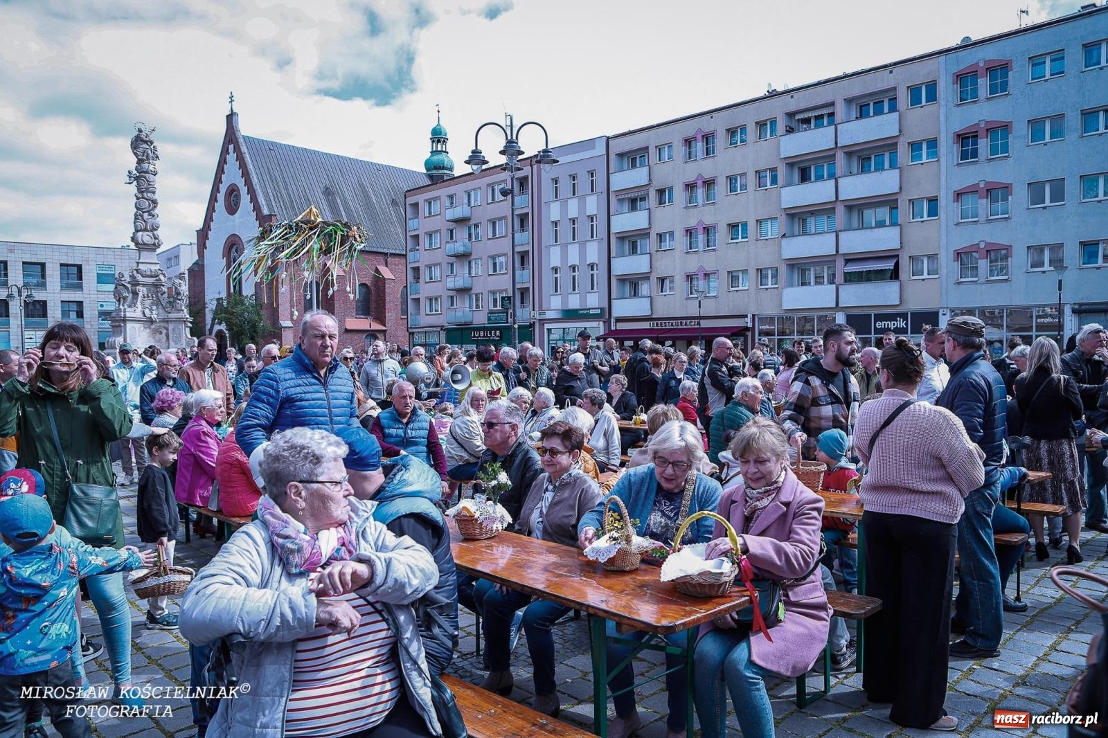 Zdjęcie w galerii na portalu naszraciborz.pl: Wspólna modlitwa, święcenie pokarmów, zapach pysznego żurku i rodzinna atmosfera na raciborskim Rynku [FOTO i WIDEO] wiadomości z regionu
