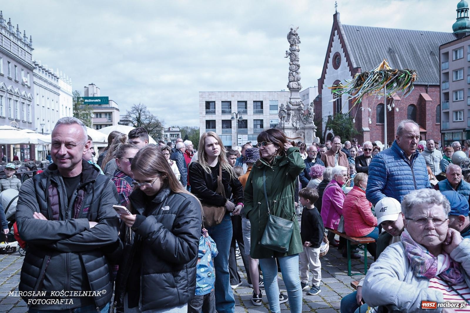 Zdjęcie w galerii na portalu naszraciborz.pl: Wspólna modlitwa, święcenie pokarmów, zapach pysznego żurku i rodzinna atmosfera na raciborskim Rynku [FOTO i WIDEO] wiadomości z regionu