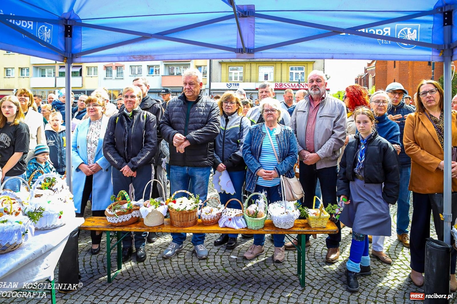 Zdjęcie w galerii na portalu naszraciborz.pl: Wspólna modlitwa, święcenie pokarmów, zapach pysznego żurku i rodzinna atmosfera na raciborskim Rynku [FOTO i WIDEO] wiadomości z regionu