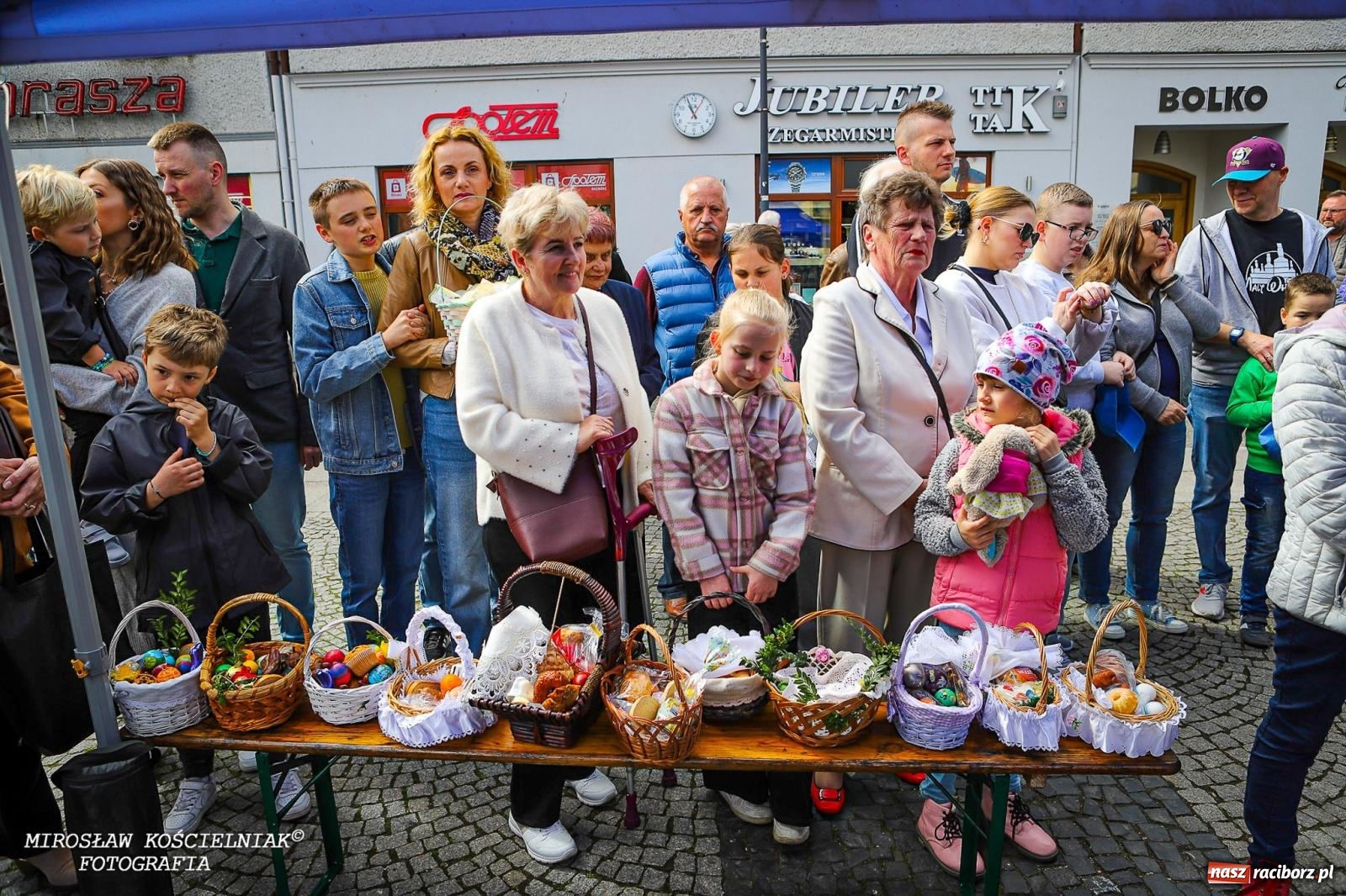 Zdjęcie w galerii na portalu naszraciborz.pl: Wspólna modlitwa, święcenie pokarmów, zapach pysznego żurku i rodzinna atmosfera na raciborskim Rynku [FOTO i WIDEO] wiadomości z regionu