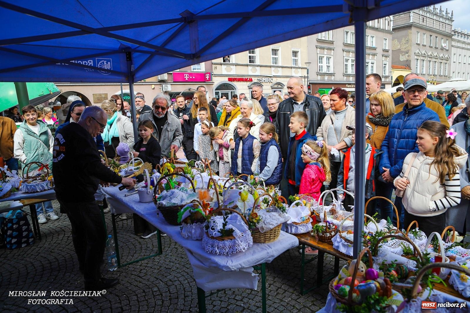 Zdjęcie w galerii na portalu naszraciborz.pl: Wspólna modlitwa, święcenie pokarmów, zapach pysznego żurku i rodzinna atmosfera na raciborskim Rynku [FOTO i WIDEO] wiadomości z regionu
