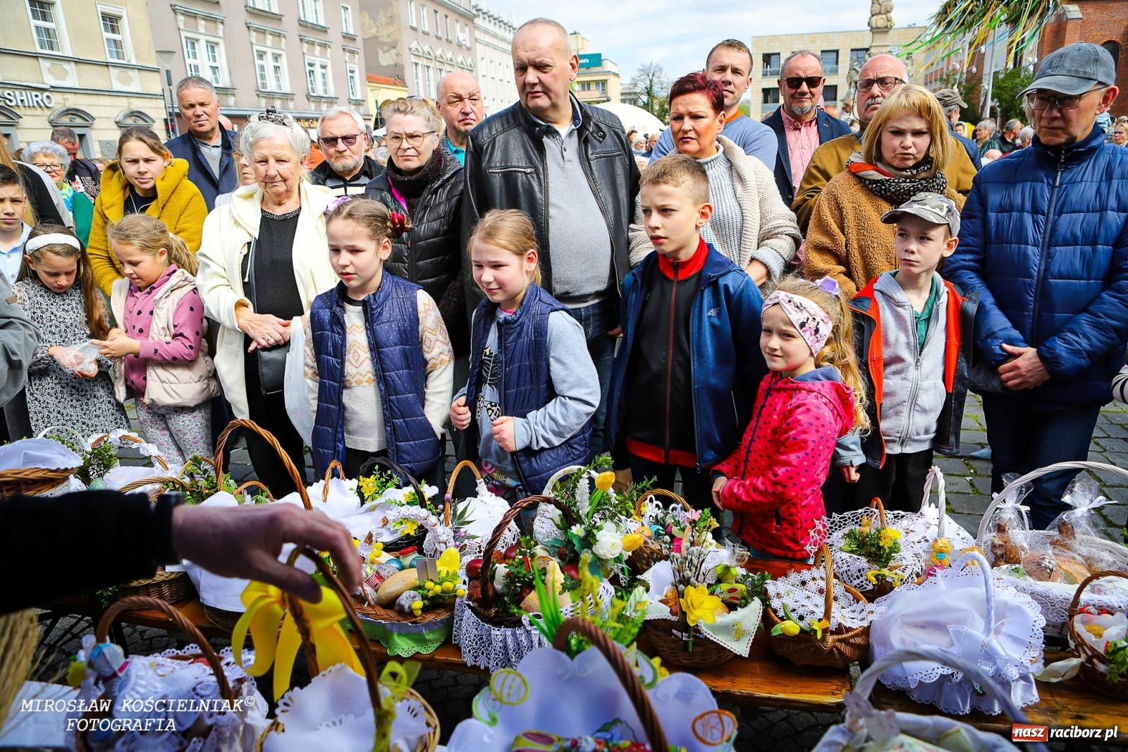 Zdjęcie w galerii na portalu naszraciborz.pl: Wspólna modlitwa, święcenie pokarmów, zapach pysznego żurku i rodzinna atmosfera na raciborskim Rynku [FOTO i WIDEO] wiadomości z regionu