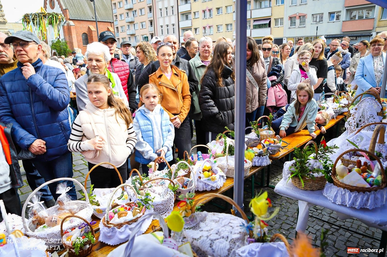 Zdjęcie w galerii na portalu naszraciborz.pl: Wspólna modlitwa, święcenie pokarmów, zapach pysznego żurku i rodzinna atmosfera na raciborskim Rynku [FOTO i WIDEO] wiadomości z regionu