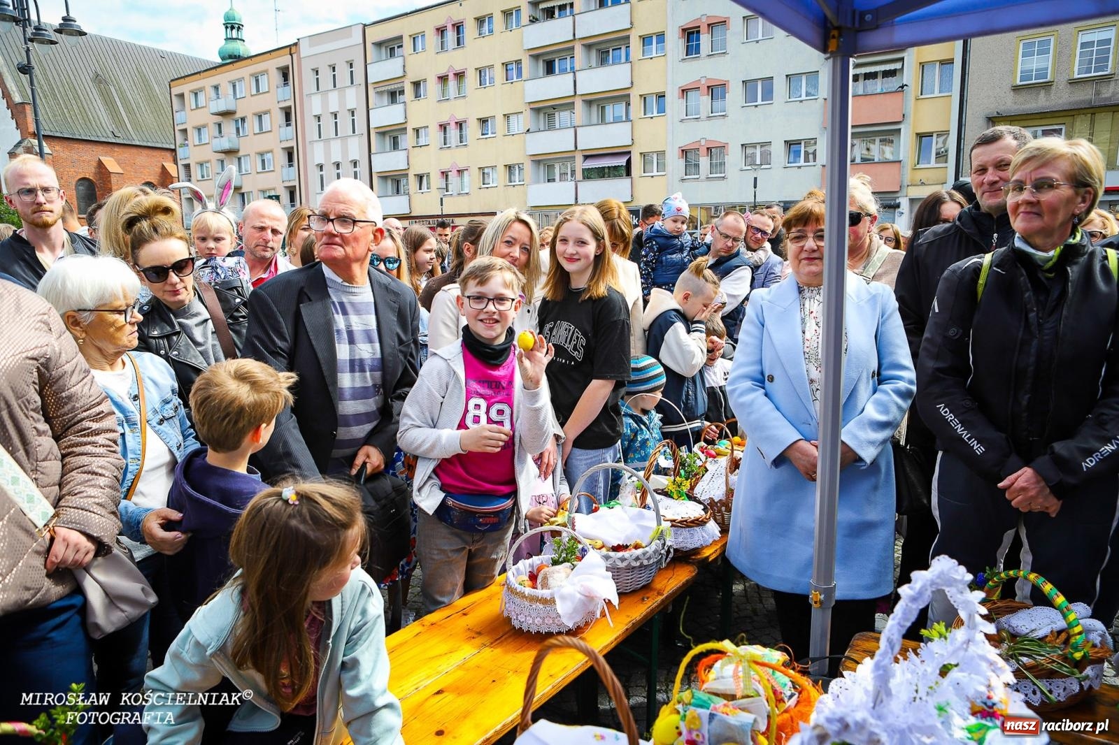 Zdjęcie w galerii na portalu naszraciborz.pl: Wspólna modlitwa, święcenie pokarmów, zapach pysznego żurku i rodzinna atmosfera na raciborskim Rynku [FOTO i WIDEO] wiadomości z regionu