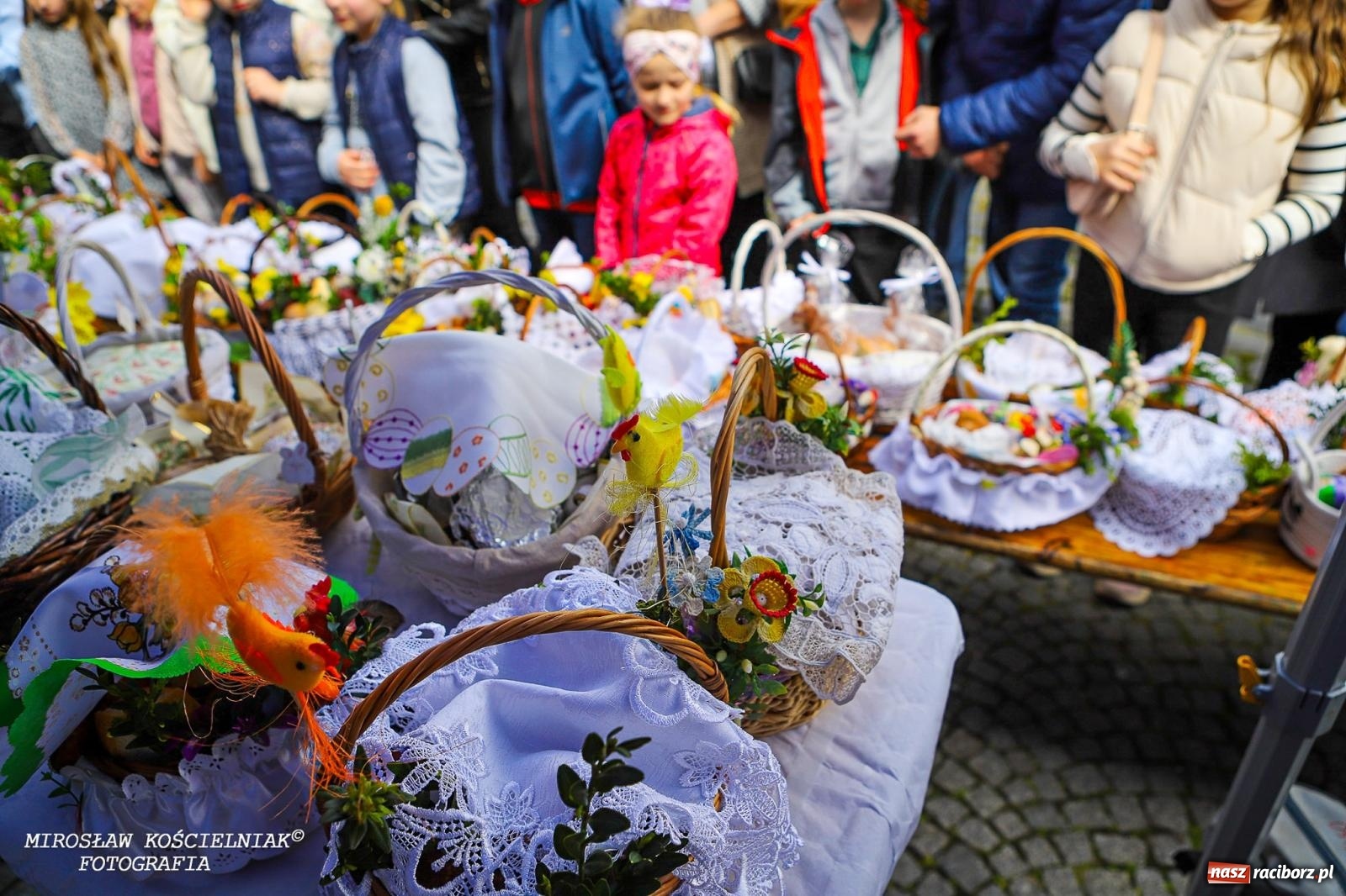 Zdjęcie w galerii na portalu naszraciborz.pl: Wspólna modlitwa, święcenie pokarmów, zapach pysznego żurku i rodzinna atmosfera na raciborskim Rynku [FOTO i WIDEO] wiadomości z regionu