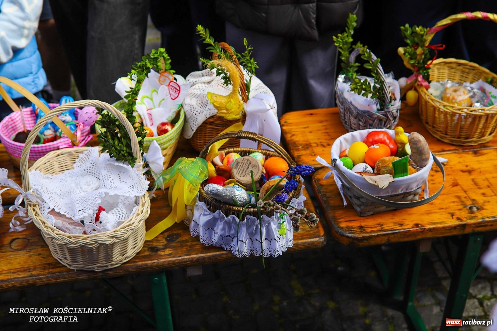 Zdjęcie w galerii na portalu naszraciborz.pl: Wspólna modlitwa, święcenie pokarmów, zapach pysznego żurku i rodzinna atmosfera na raciborskim Rynku [FOTO i WIDEO] wiadomości z regionu