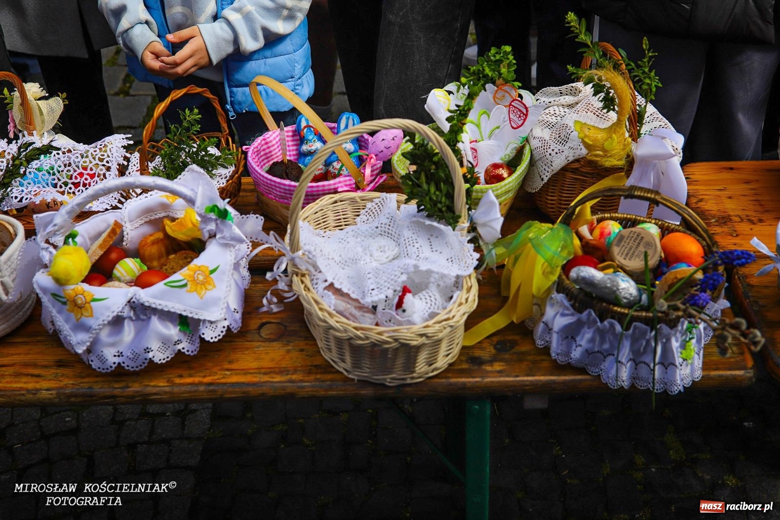 Zdjęcie w galerii na portalu naszraciborz.pl: Wspólna modlitwa, święcenie pokarmów, zapach pysznego żurku i rodzinna atmosfera na raciborskim Rynku [FOTO i WIDEO] wiadomości z regionu