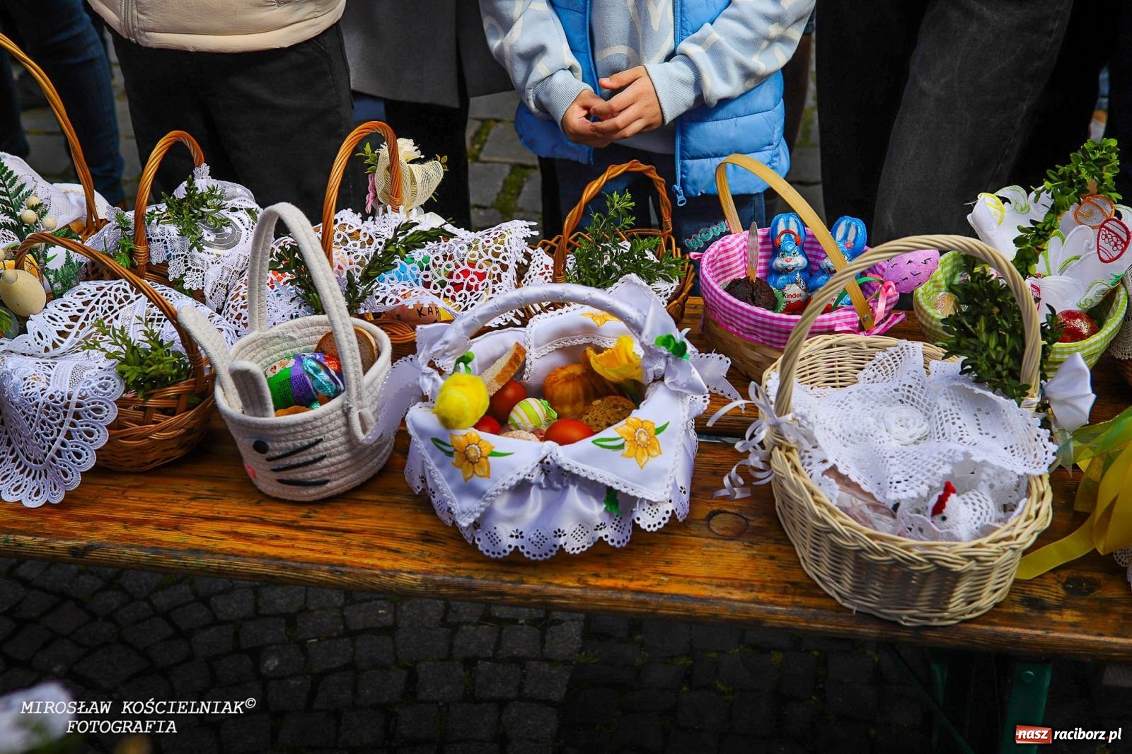 Zdjęcie w galerii na portalu naszraciborz.pl: Wspólna modlitwa, święcenie pokarmów, zapach pysznego żurku i rodzinna atmosfera na raciborskim Rynku [FOTO i WIDEO] wiadomości z regionu
