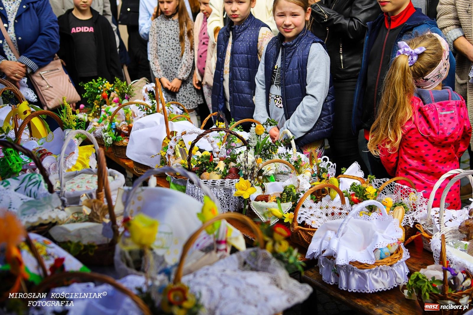 Zdjęcie w galerii na portalu naszraciborz.pl: Wspólna modlitwa, święcenie pokarmów, zapach pysznego żurku i rodzinna atmosfera na raciborskim Rynku [FOTO i WIDEO] wiadomości z regionu