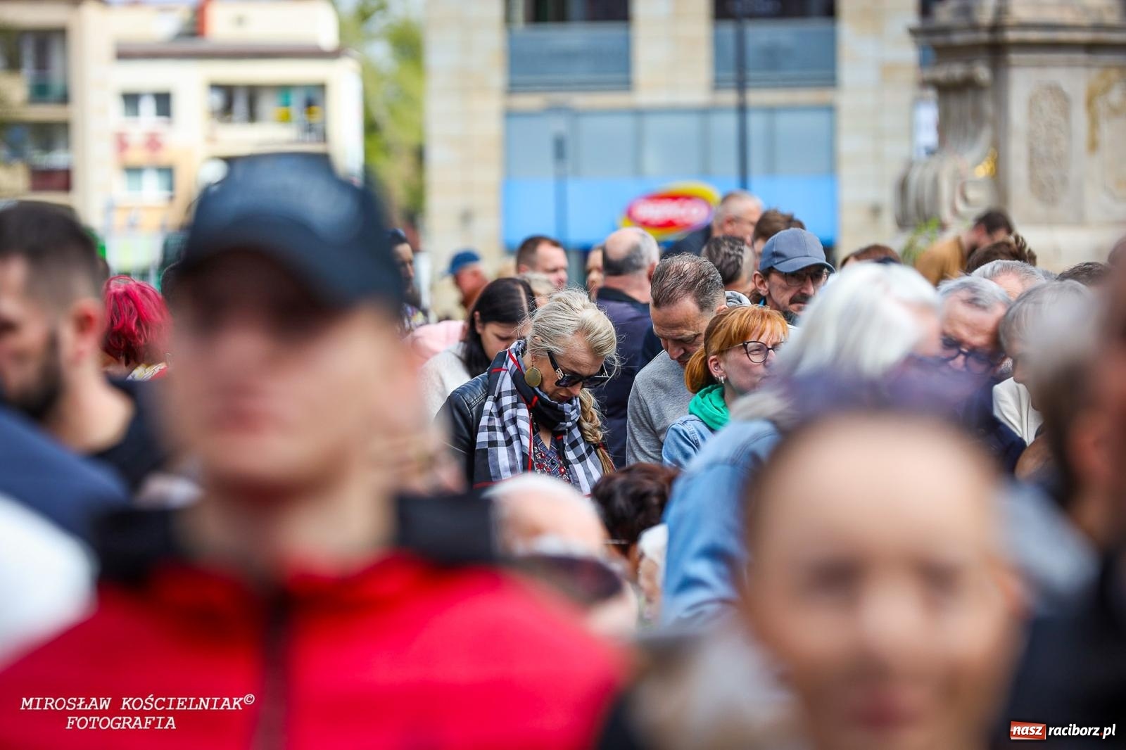 Zdjęcie w galerii na portalu naszraciborz.pl: Wspólna modlitwa, święcenie pokarmów, zapach pysznego żurku i rodzinna atmosfera na raciborskim Rynku [FOTO i WIDEO] wiadomości z regionu
