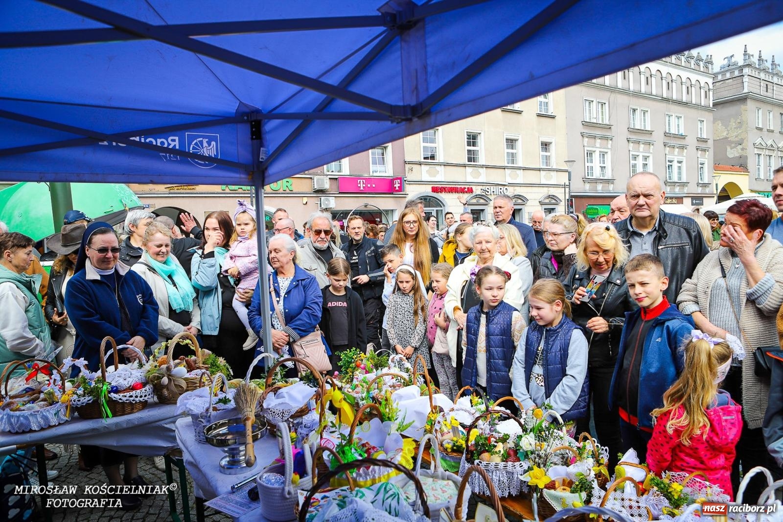 Zdjęcie w galerii na portalu naszraciborz.pl: Wspólna modlitwa, święcenie pokarmów, zapach pysznego żurku i rodzinna atmosfera na raciborskim Rynku [FOTO i WIDEO] wiadomości z regionu