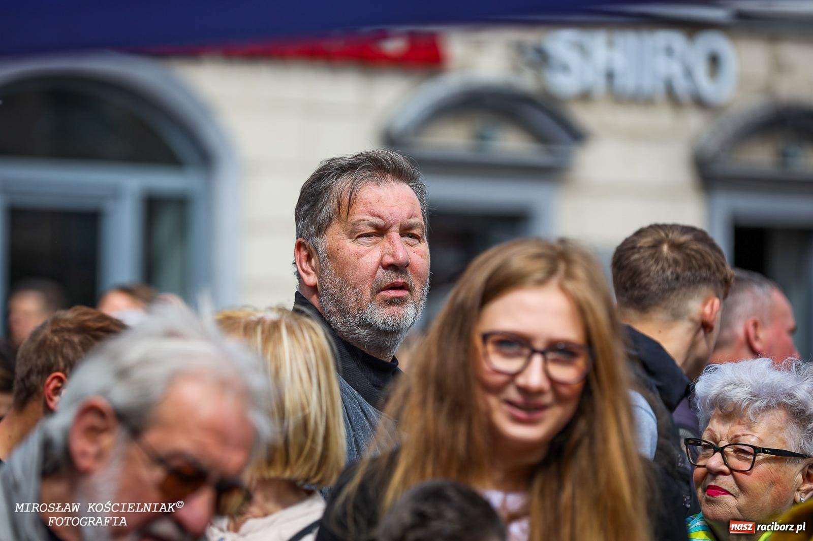 Zdjęcie w galerii na portalu naszraciborz.pl: Wspólna modlitwa, święcenie pokarmów, zapach pysznego żurku i rodzinna atmosfera na raciborskim Rynku [FOTO i WIDEO] wiadomości z regionu