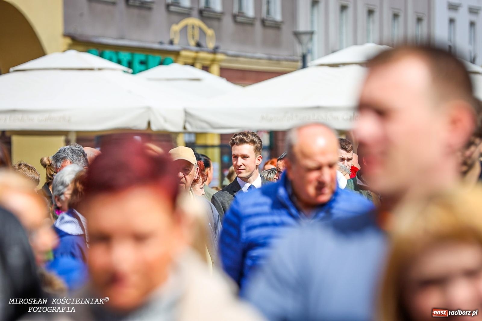 Zdjęcie w galerii na portalu naszraciborz.pl: Wspólna modlitwa, święcenie pokarmów, zapach pysznego żurku i rodzinna atmosfera na raciborskim Rynku [FOTO i WIDEO] wiadomości z regionu
