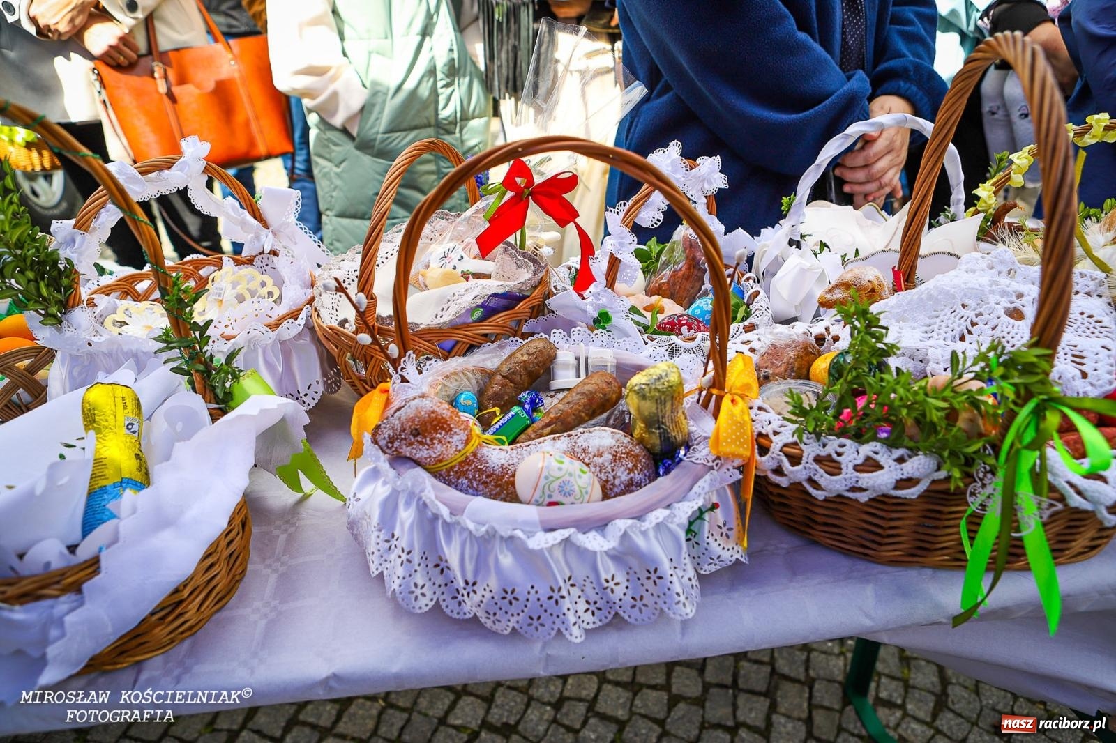 Zdjęcie w galerii na portalu naszraciborz.pl: Wspólna modlitwa, święcenie pokarmów, zapach pysznego żurku i rodzinna atmosfera na raciborskim Rynku [FOTO i WIDEO] wiadomości z regionu