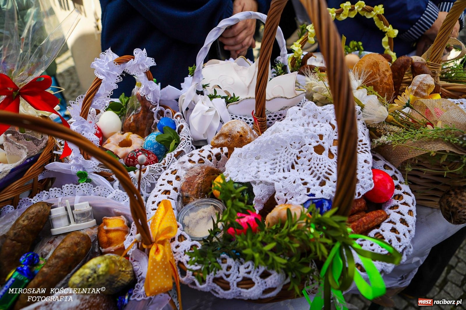 Zdjęcie w galerii na portalu naszraciborz.pl: Wspólna modlitwa, święcenie pokarmów, zapach pysznego żurku i rodzinna atmosfera na raciborskim Rynku [FOTO i WIDEO] wiadomości z regionu