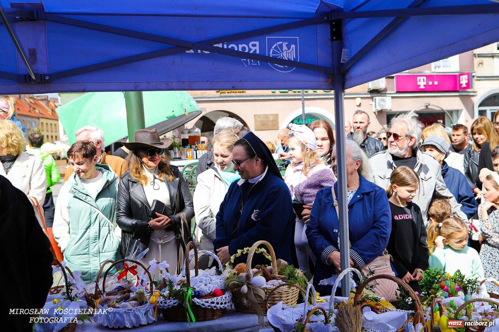 Zdjęcie w galerii na portalu naszraciborz.pl: Wspólna modlitwa, święcenie pokarmów, zapach pysznego żurku i rodzinna atmosfera na raciborskim Rynku [FOTO i WIDEO] wiadomości z regionu