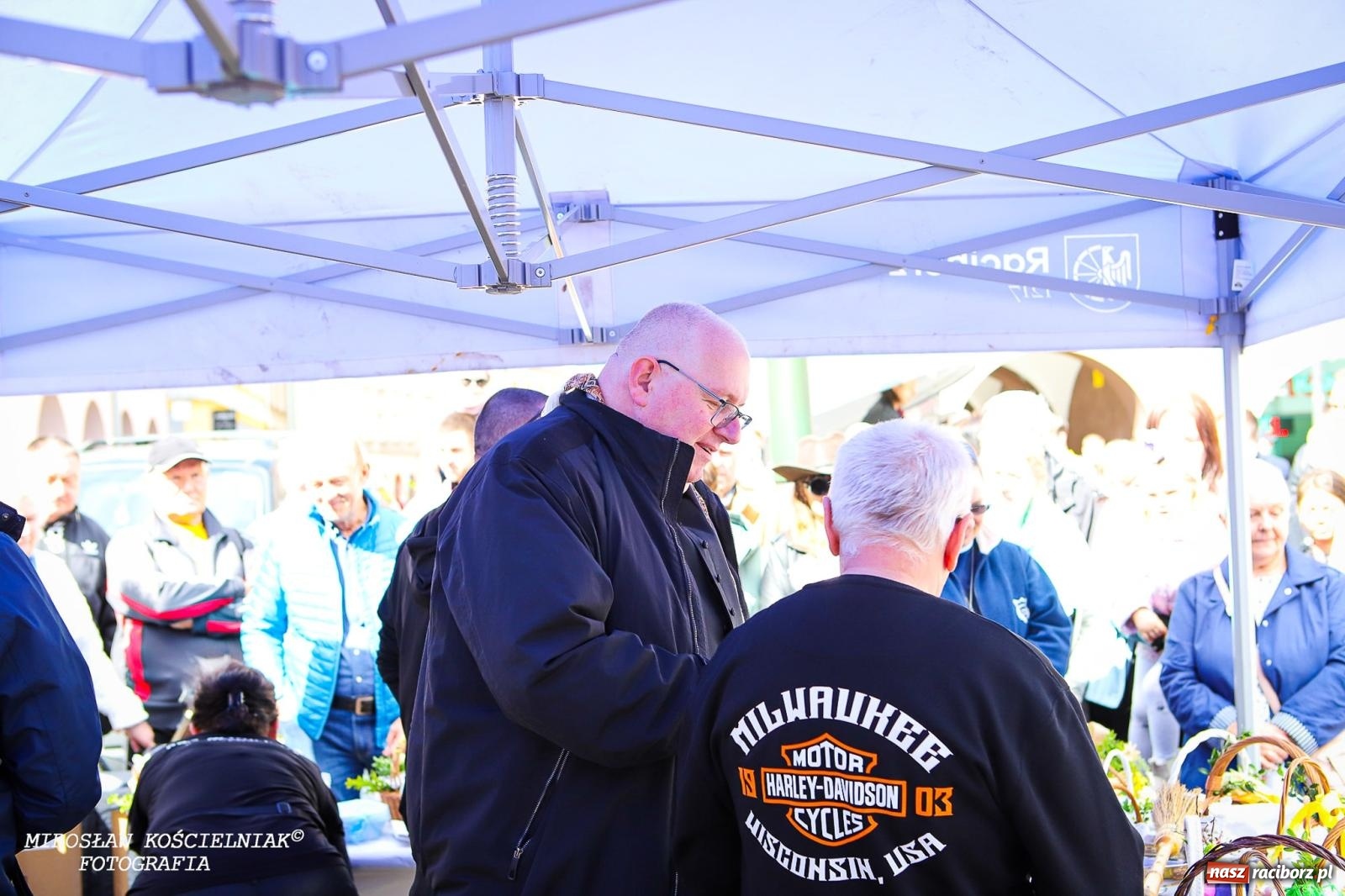 Zdjęcie w galerii na portalu naszraciborz.pl: Wspólna modlitwa, święcenie pokarmów, zapach pysznego żurku i rodzinna atmosfera na raciborskim Rynku [FOTO i WIDEO] wiadomości z regionu