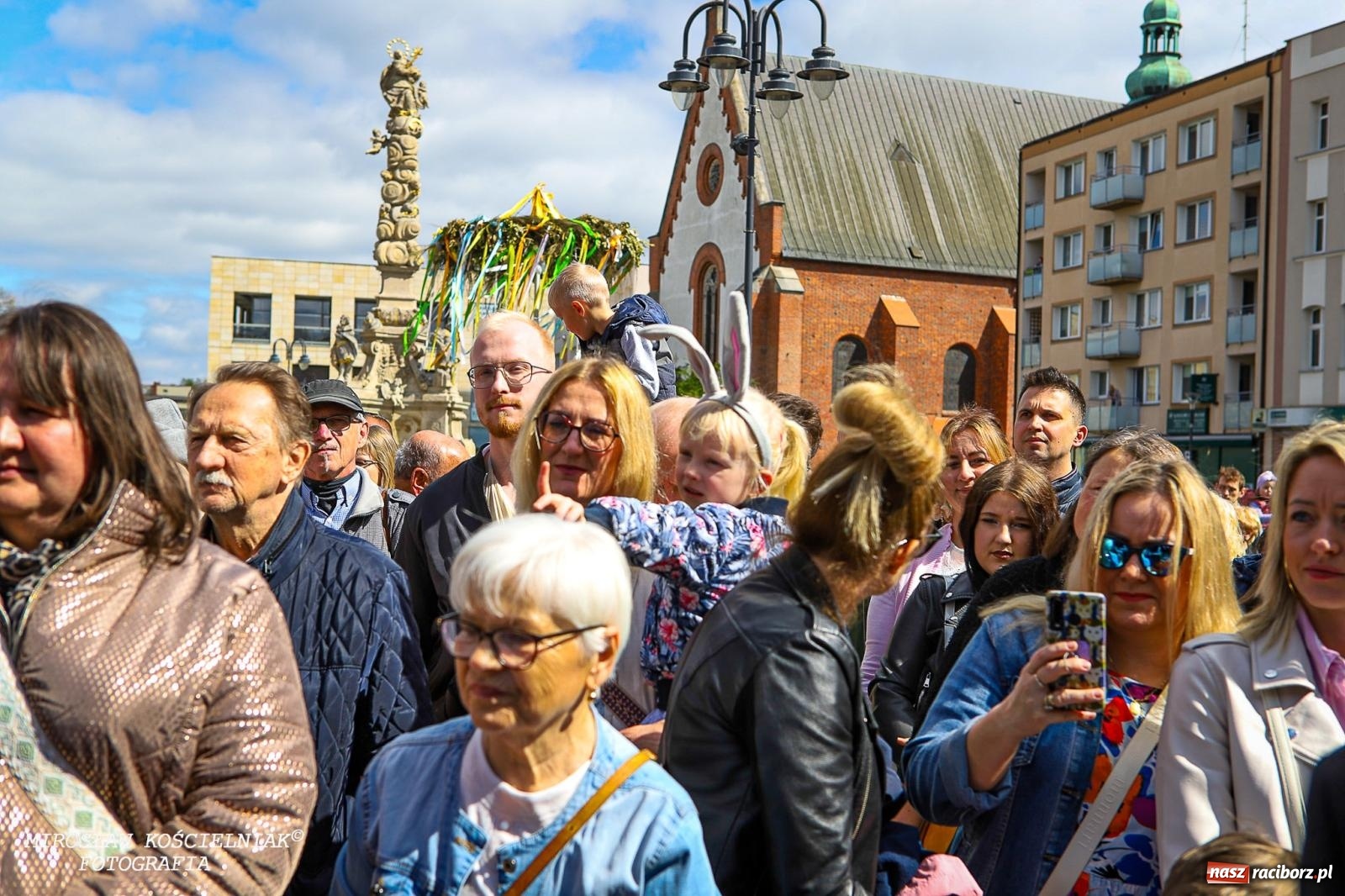 Zdjęcie w galerii na portalu naszraciborz.pl: Wspólna modlitwa, święcenie pokarmów, zapach pysznego żurku i rodzinna atmosfera na raciborskim Rynku [FOTO i WIDEO] wiadomości z regionu