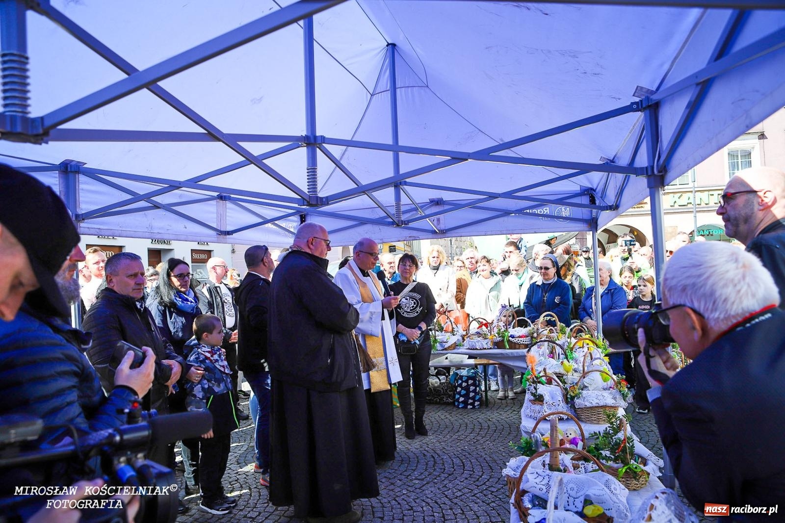 Zdjęcie w galerii na portalu naszraciborz.pl: Wspólna modlitwa, święcenie pokarmów, zapach pysznego żurku i rodzinna atmosfera na raciborskim Rynku [FOTO i WIDEO] wiadomości z regionu