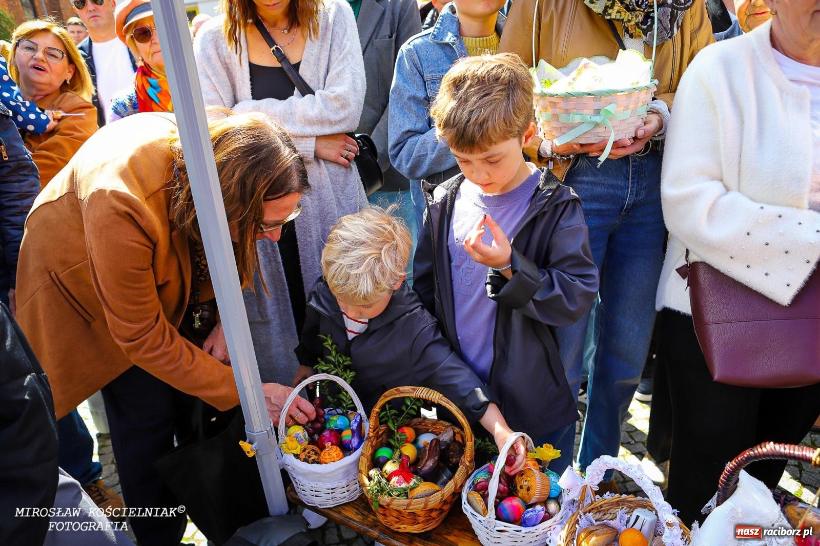 Zdjęcie w galerii na portalu naszraciborz.pl: Wspólna modlitwa, święcenie pokarmów, zapach pysznego żurku i rodzinna atmosfera na raciborskim Rynku [FOTO i WIDEO] wiadomości z regionu