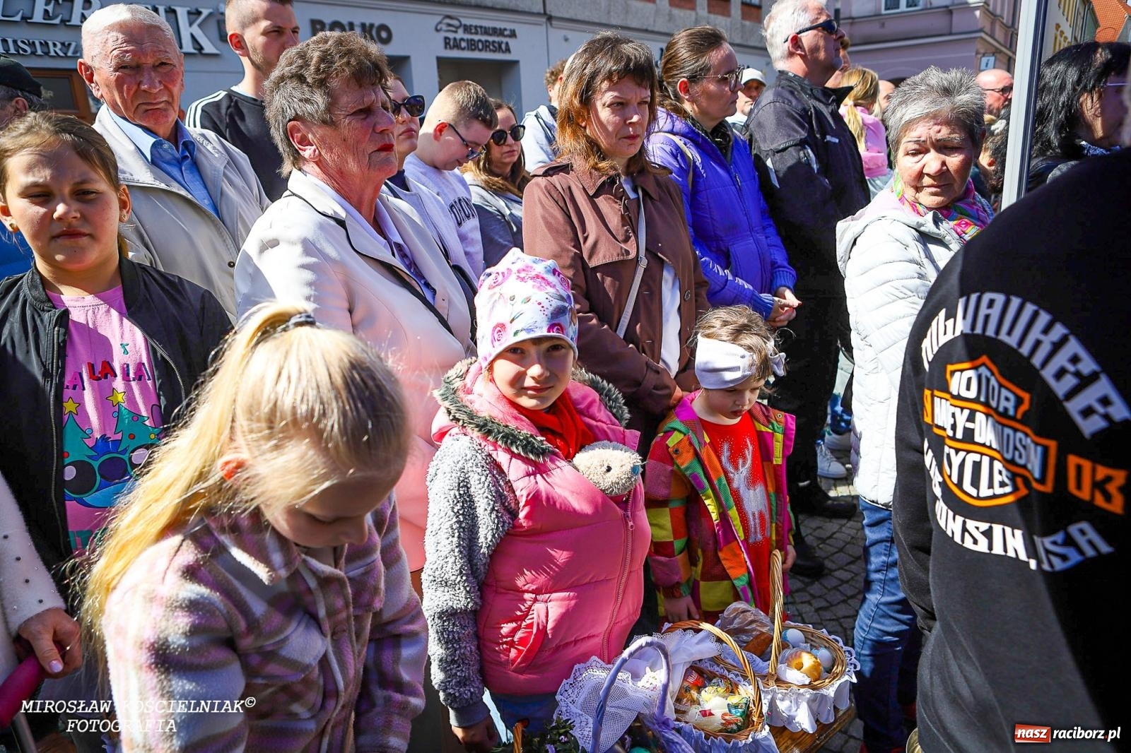 Zdjęcie w galerii na portalu naszraciborz.pl: Wspólna modlitwa, święcenie pokarmów, zapach pysznego żurku i rodzinna atmosfera na raciborskim Rynku [FOTO i WIDEO] wiadomości z regionu