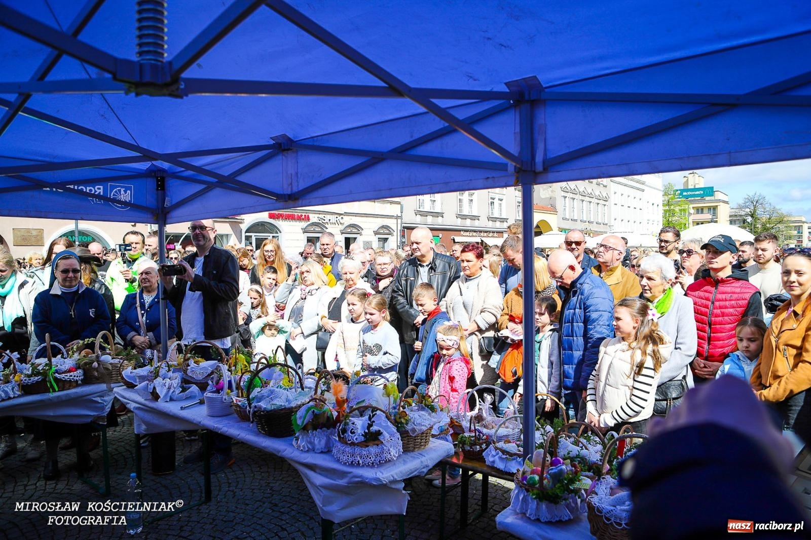 Zdjęcie w galerii na portalu naszraciborz.pl: Wspólna modlitwa, święcenie pokarmów, zapach pysznego żurku i rodzinna atmosfera na raciborskim Rynku [FOTO i WIDEO] wiadomości z regionu