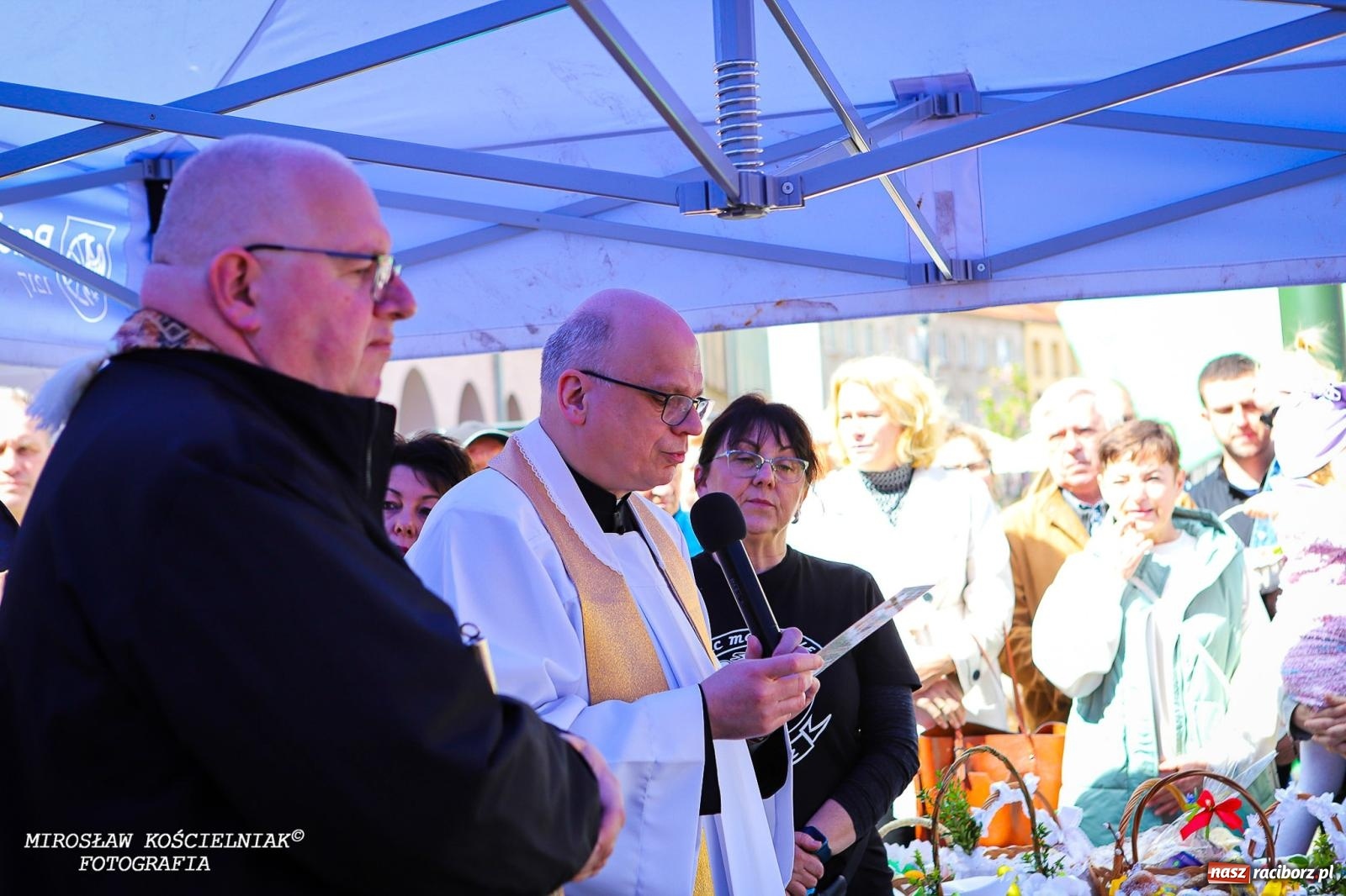 Zdjęcie w galerii na portalu naszraciborz.pl: Wspólna modlitwa, święcenie pokarmów, zapach pysznego żurku i rodzinna atmosfera na raciborskim Rynku [FOTO i WIDEO] wiadomości z regionu