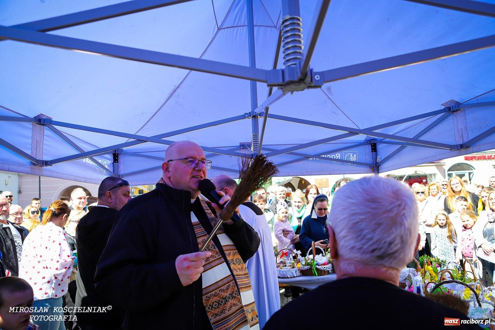Zdjęcie w galerii na portalu naszraciborz.pl: Wspólna modlitwa, święcenie pokarmów, zapach pysznego żurku i rodzinna atmosfera na raciborskim Rynku [FOTO i WIDEO] wiadomości z regionu