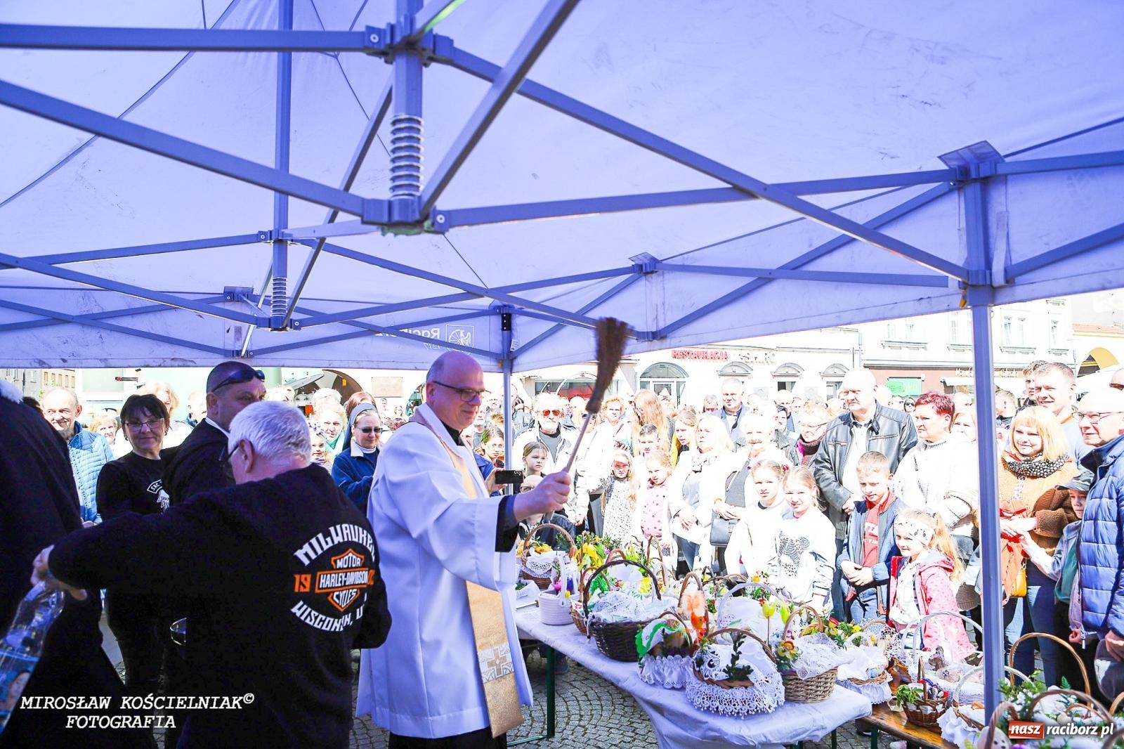 Zdjęcie w galerii na portalu naszraciborz.pl: Wspólna modlitwa, święcenie pokarmów, zapach pysznego żurku i rodzinna atmosfera na raciborskim Rynku [FOTO i WIDEO] wiadomości z regionu