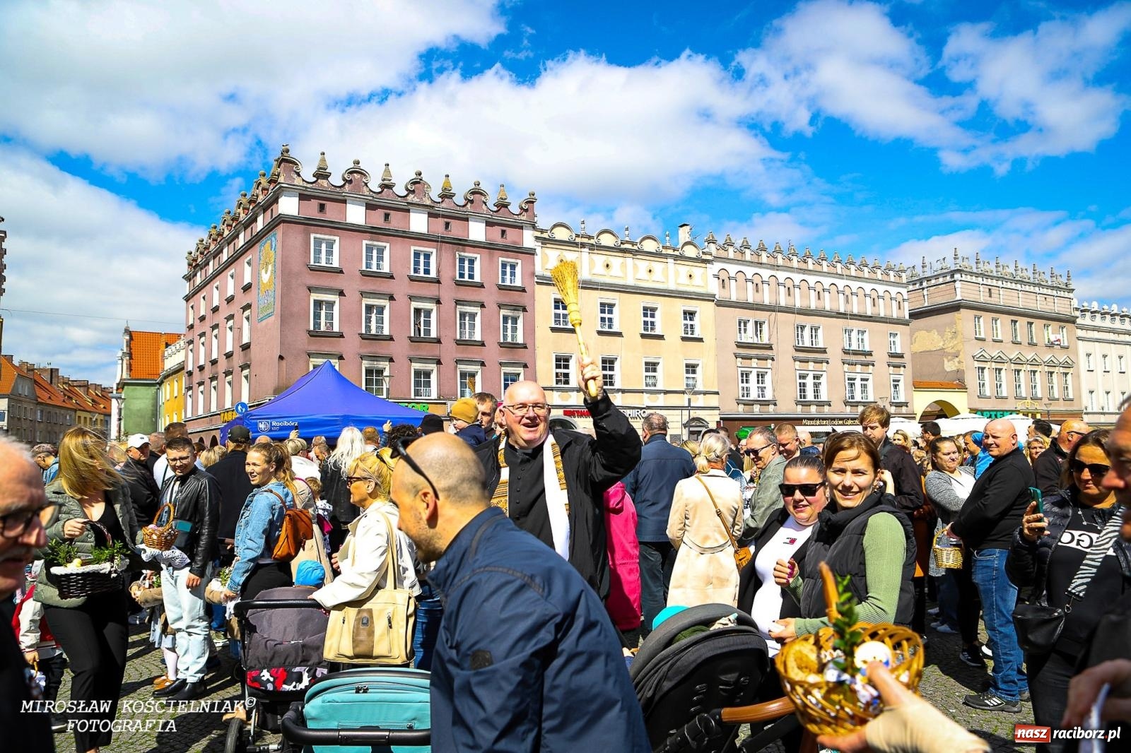 Zdjęcie w galerii na portalu naszraciborz.pl: Wspólna modlitwa, święcenie pokarmów, zapach pysznego żurku i rodzinna atmosfera na raciborskim Rynku [FOTO i WIDEO] wiadomości z regionu